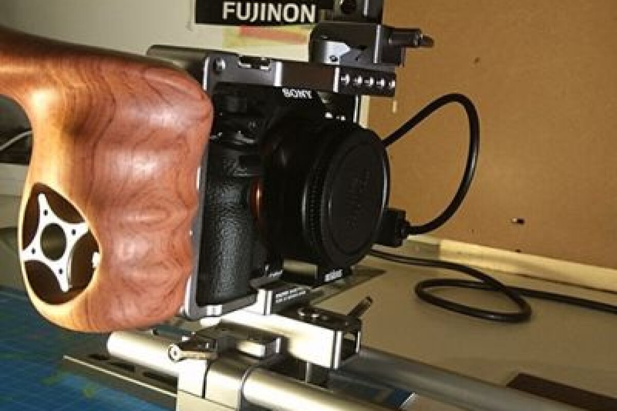 Location Sony A7S II avec Cage, Bague Metabones et Sac à dos - Lightyshare