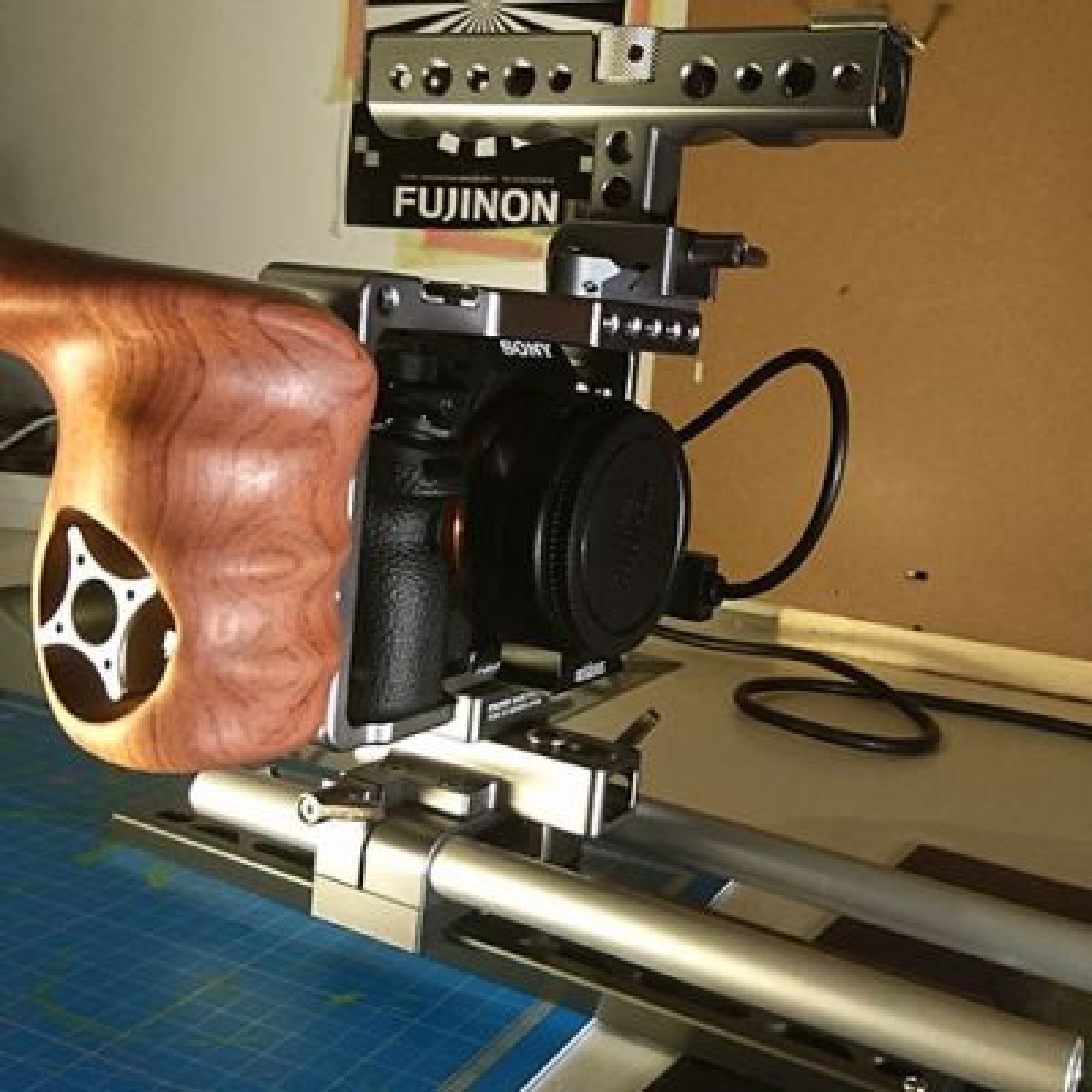 Sony A7S II avec Cage, Bague Metabones et Sac à dos - Photo 1 sur 4