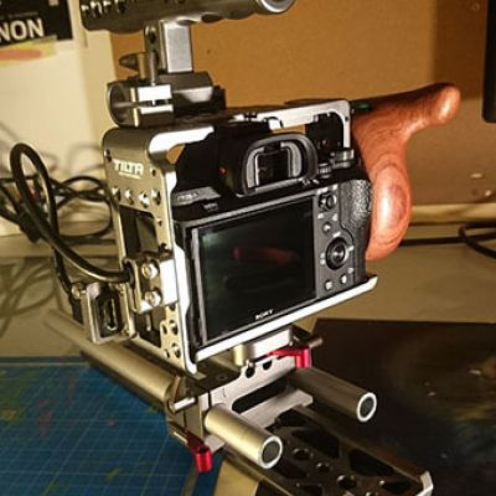 Sony A7S II avec Cage, Bague Metabones et Sac à dos - Photo 2 sur 4