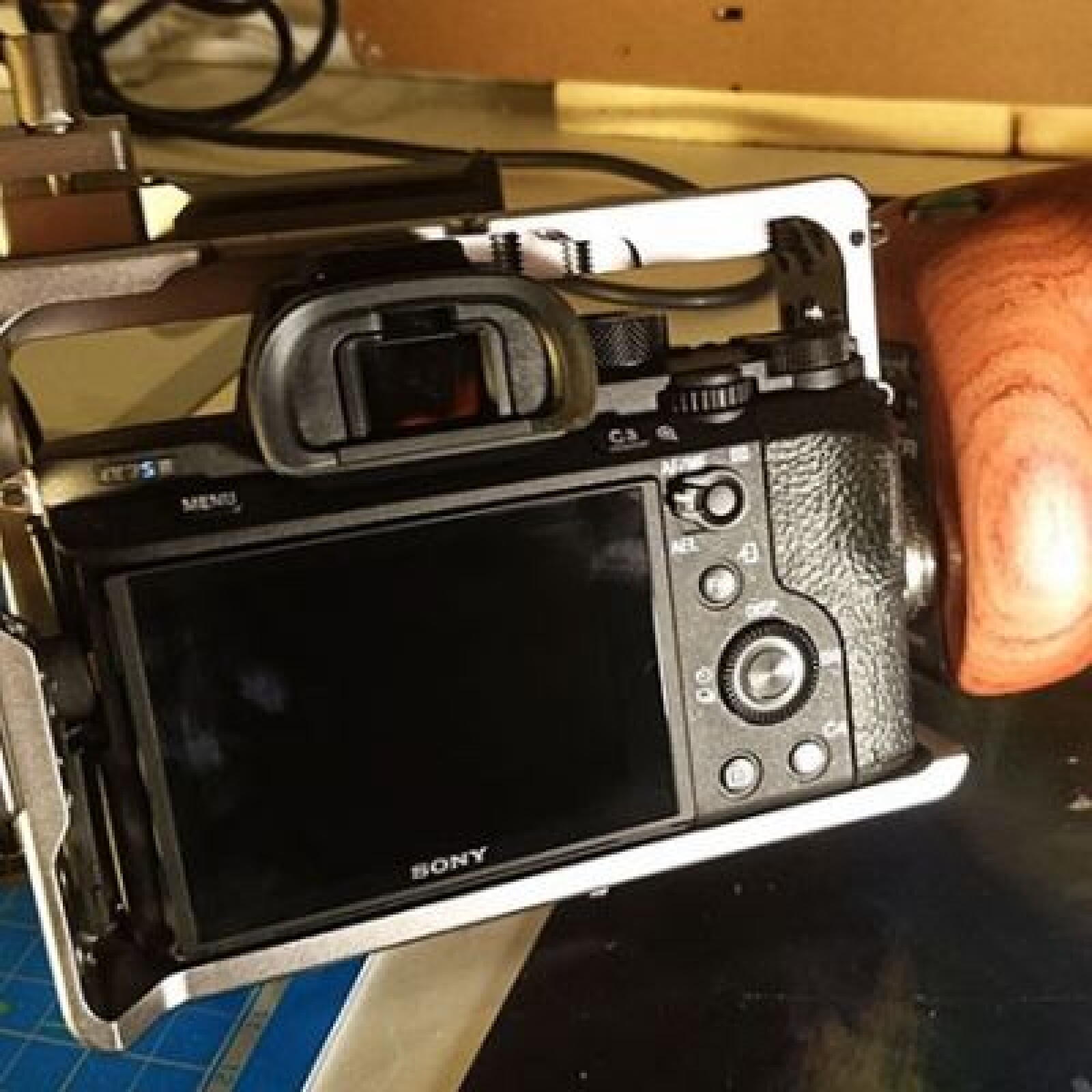 Sony A7S II avec Cage, Bague Metabones et Sac à dos - Photo 4 sur 4