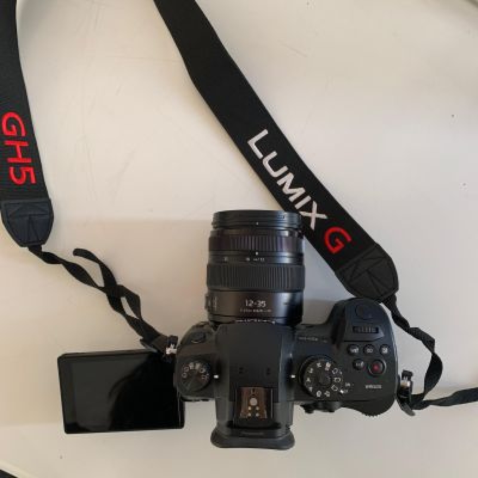 Panasonic GH5 + Optique Lumix 12-35 + 2 Batteries + Carte SD 64Go - Photo 1 sur 3