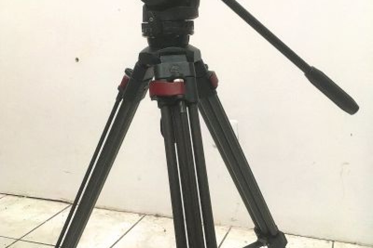 Location Sachtler FSB8 - tête fluide + trépied Sachtler Speedlock 75 CF - Lightyshare