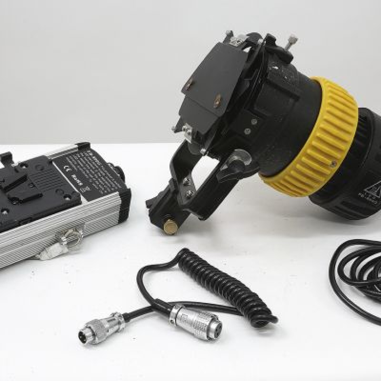 Fresnel LED 80W  (portable)  -  alim V-mount  / AC - Photo 1 sur 4