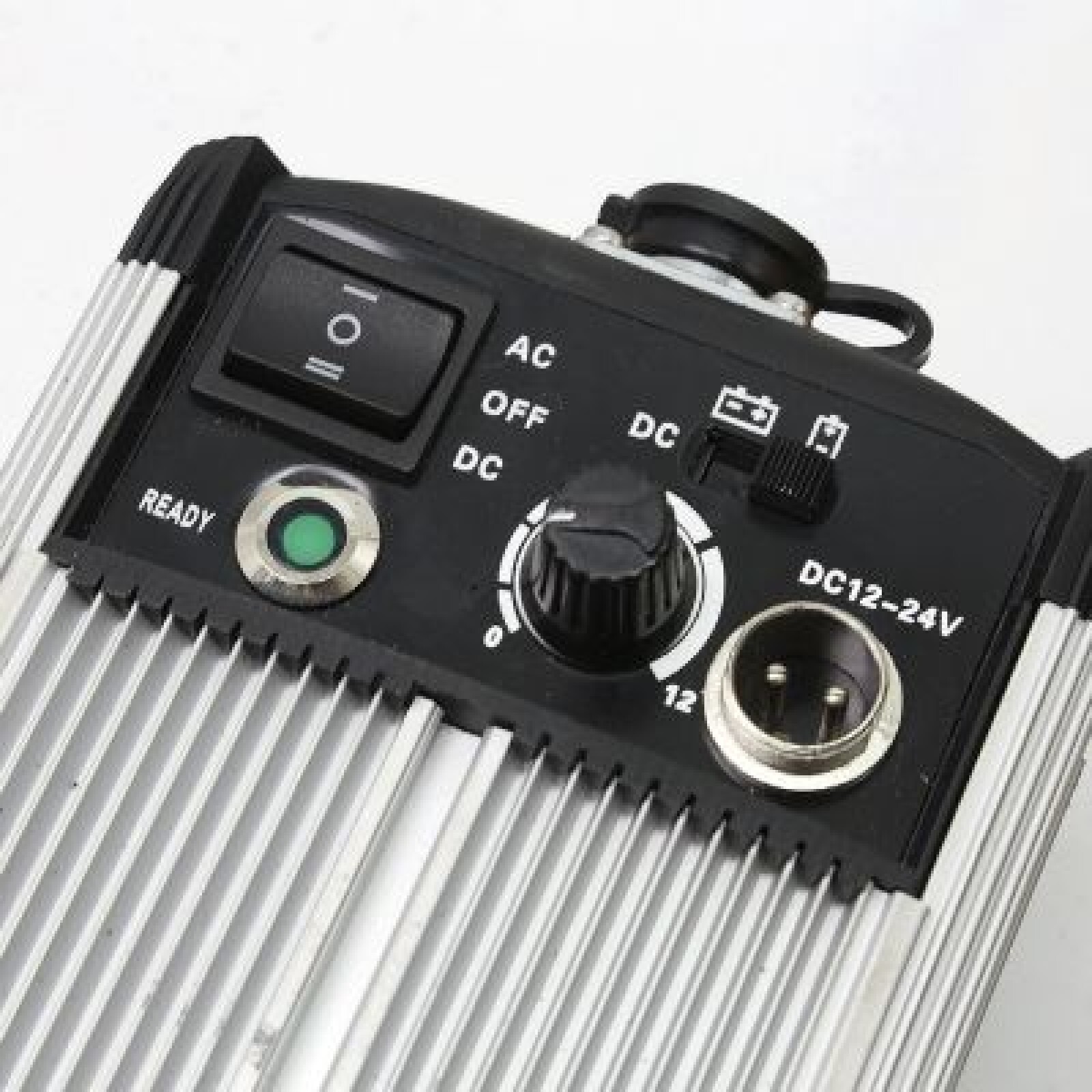 Fresnel LED 80W  (portable)  -  alim V-mount  / AC - Photo 2 sur 4