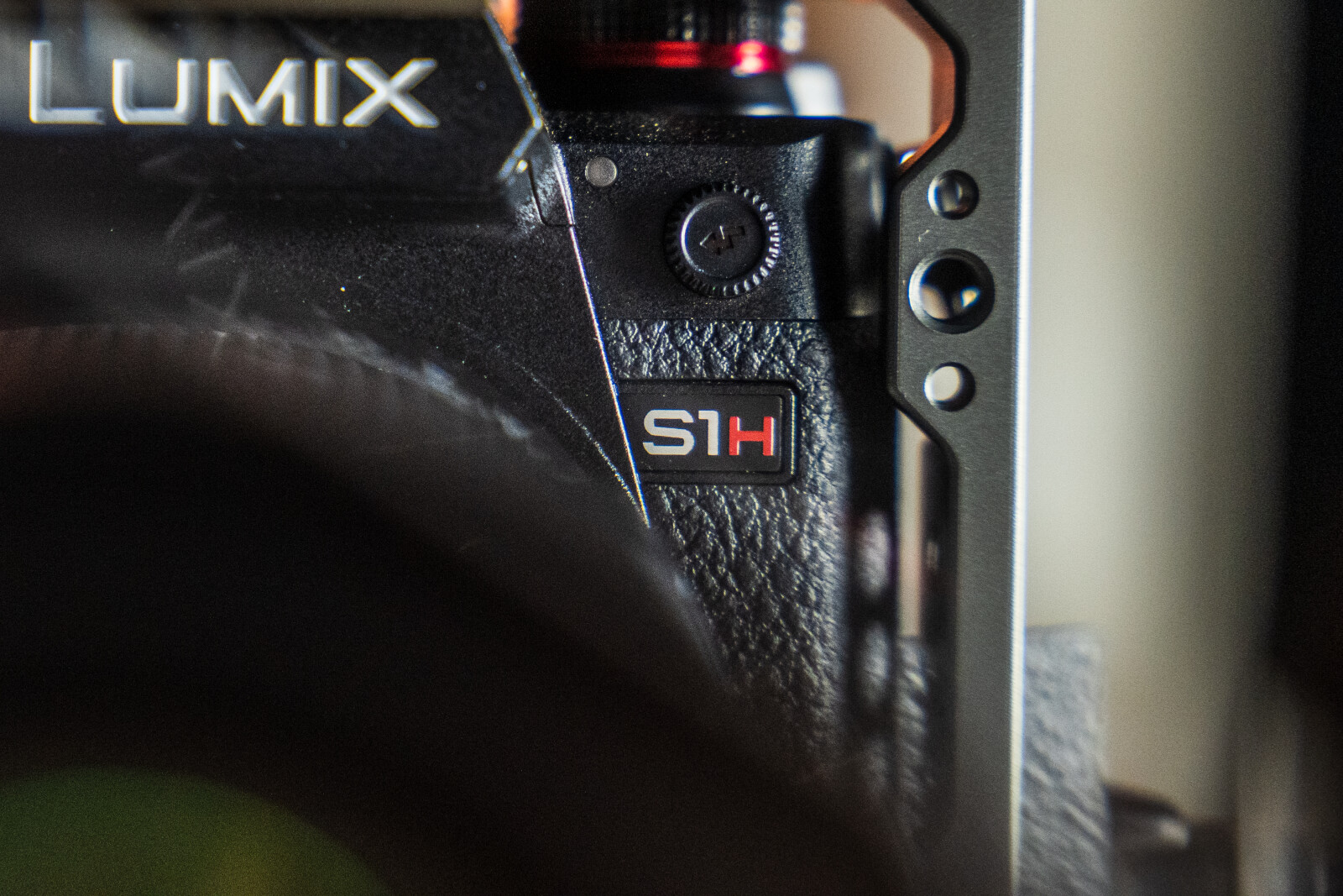 Kit Lumix S1H + Objectif Sigma 24/70 f2.8 + 1 carte 128Go + 2 batteries - Photo 1 sur 5