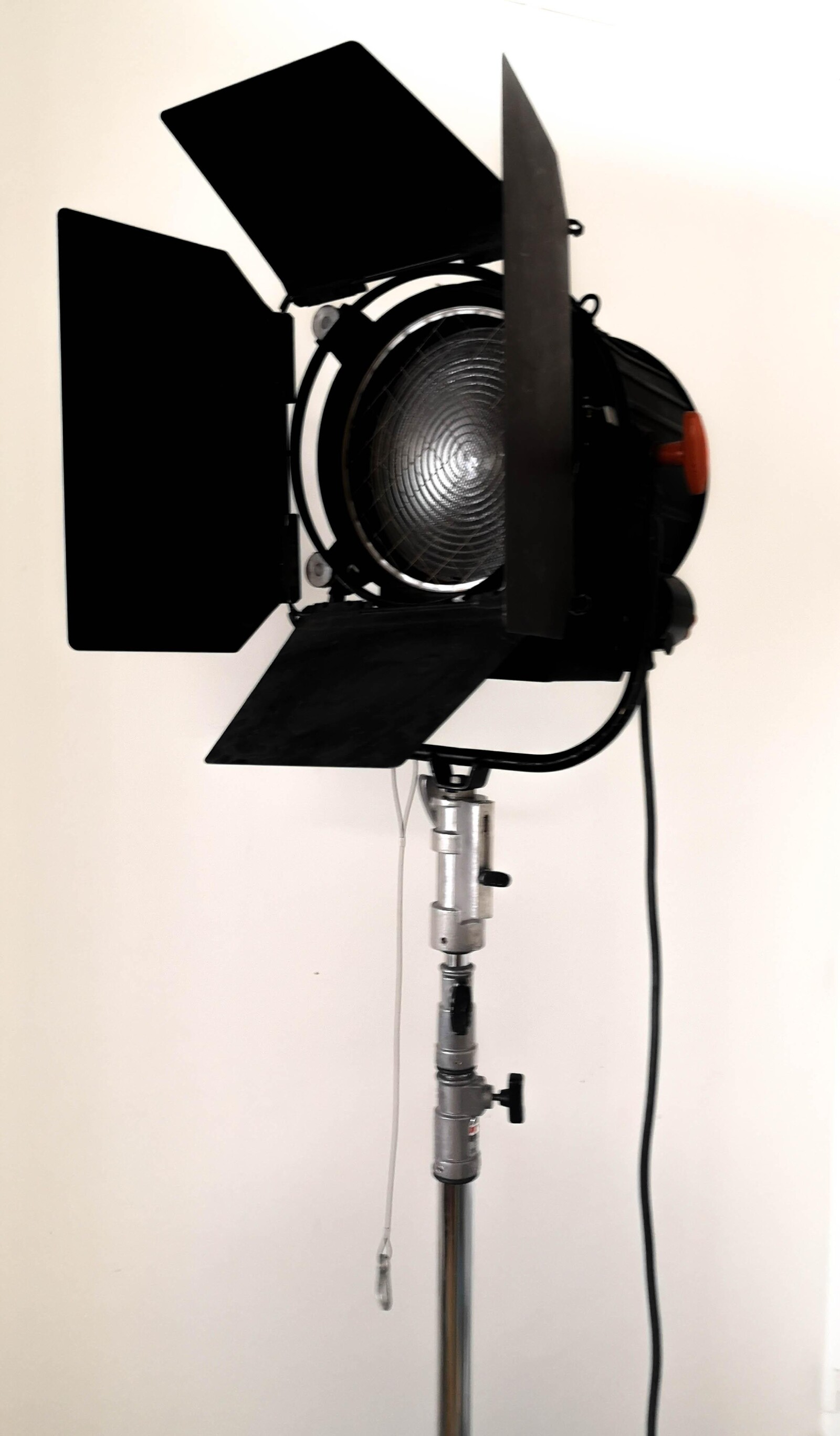 Projecteur Tungstène 2kW Fresnel + Pied U126 Acier - Photo 1 sur 2