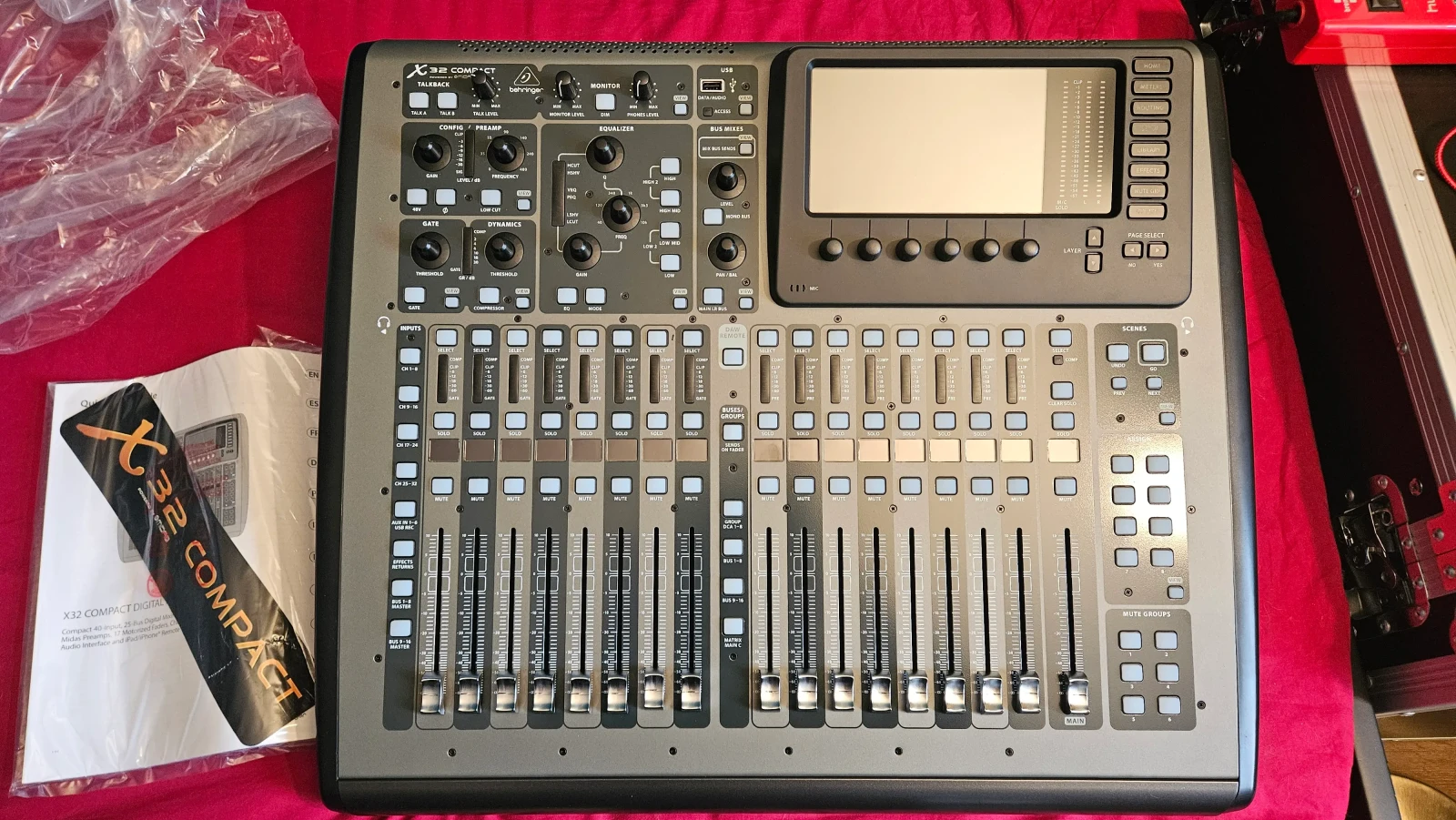 Behringer X32 Compact - Photo 1 sur 2