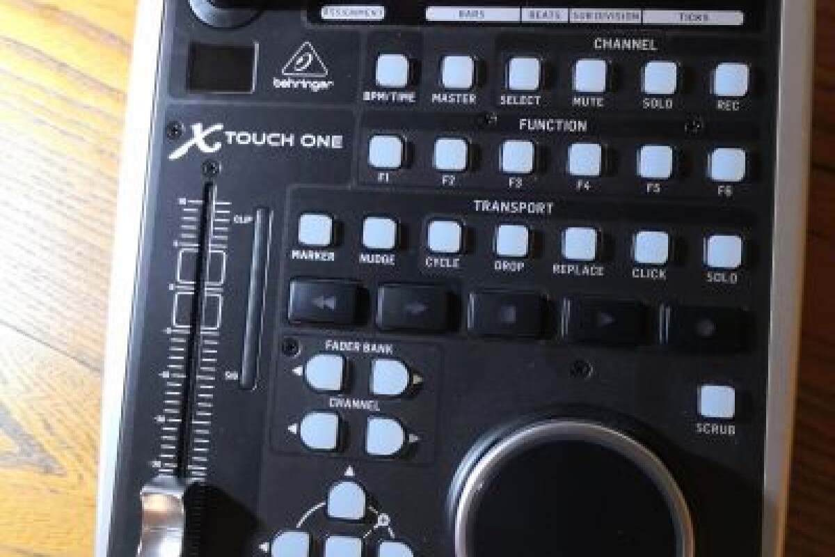 Location Behringer X-Touh One - Lightyshare