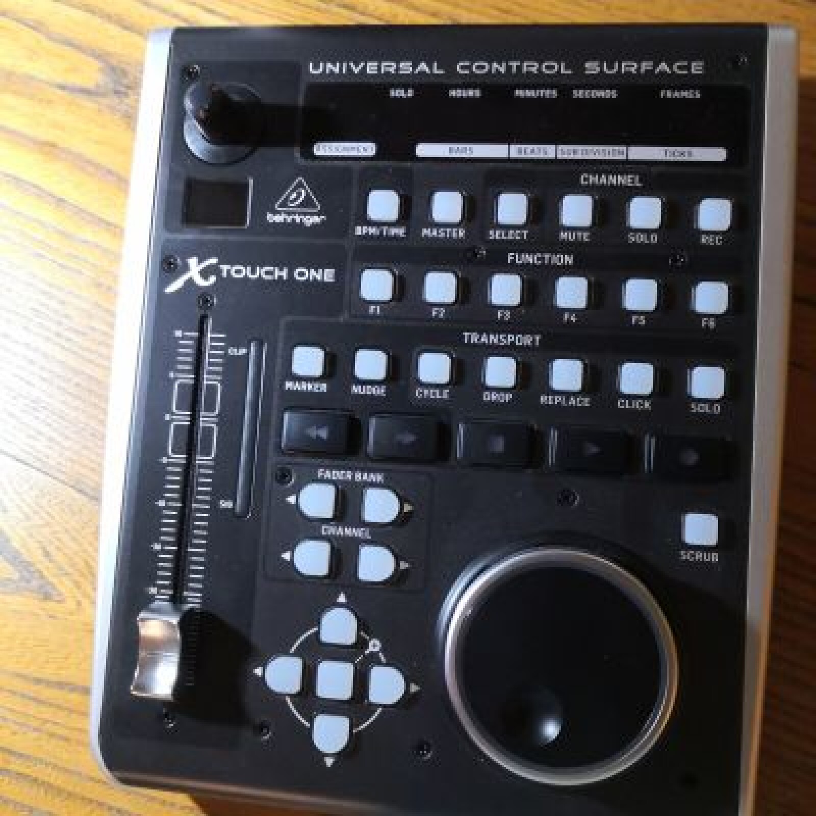 Behringer X-Touh One - Photo 1 sur 1