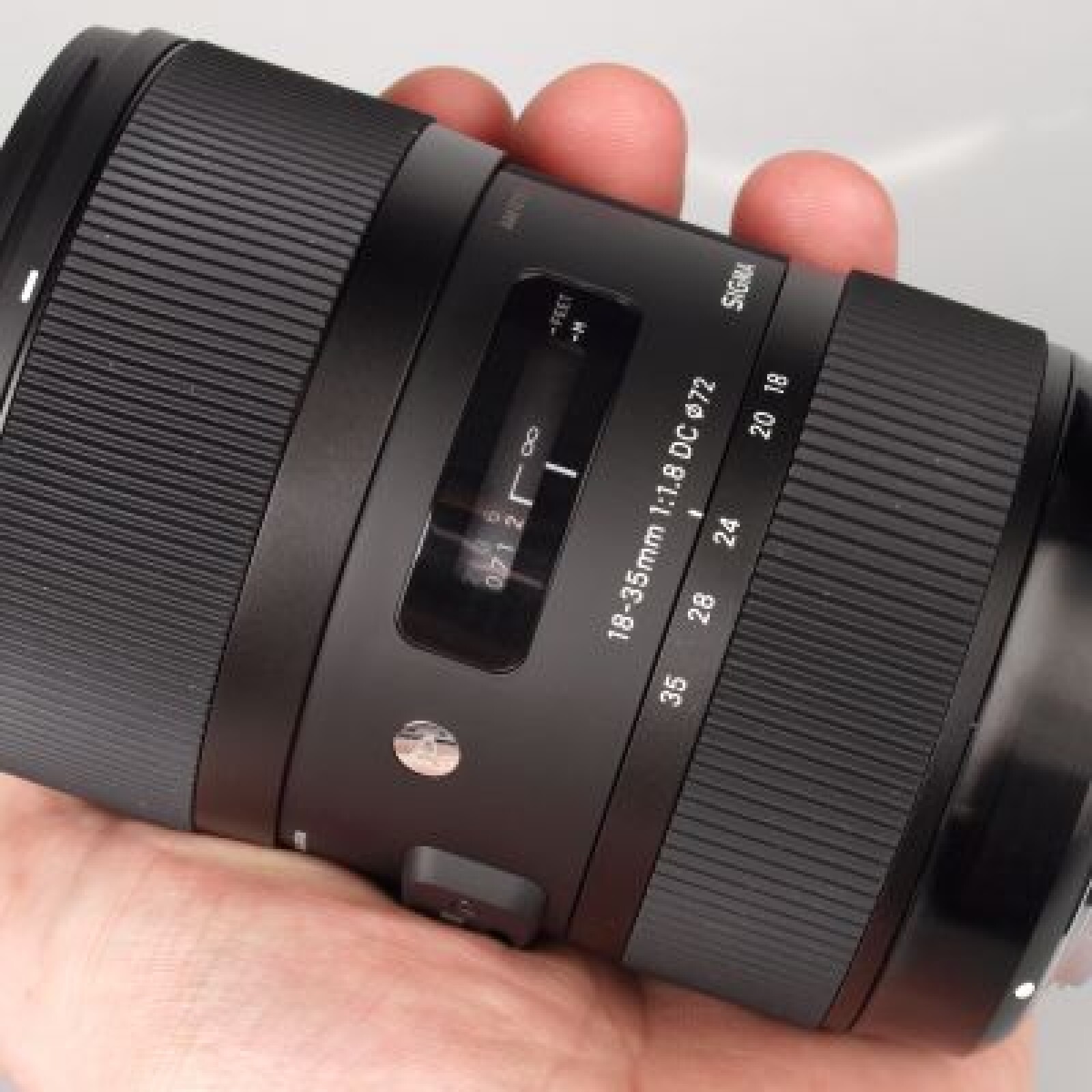 Objectif 18-35 mm f/1.8 - monture Canon - Photo 1 sur 1