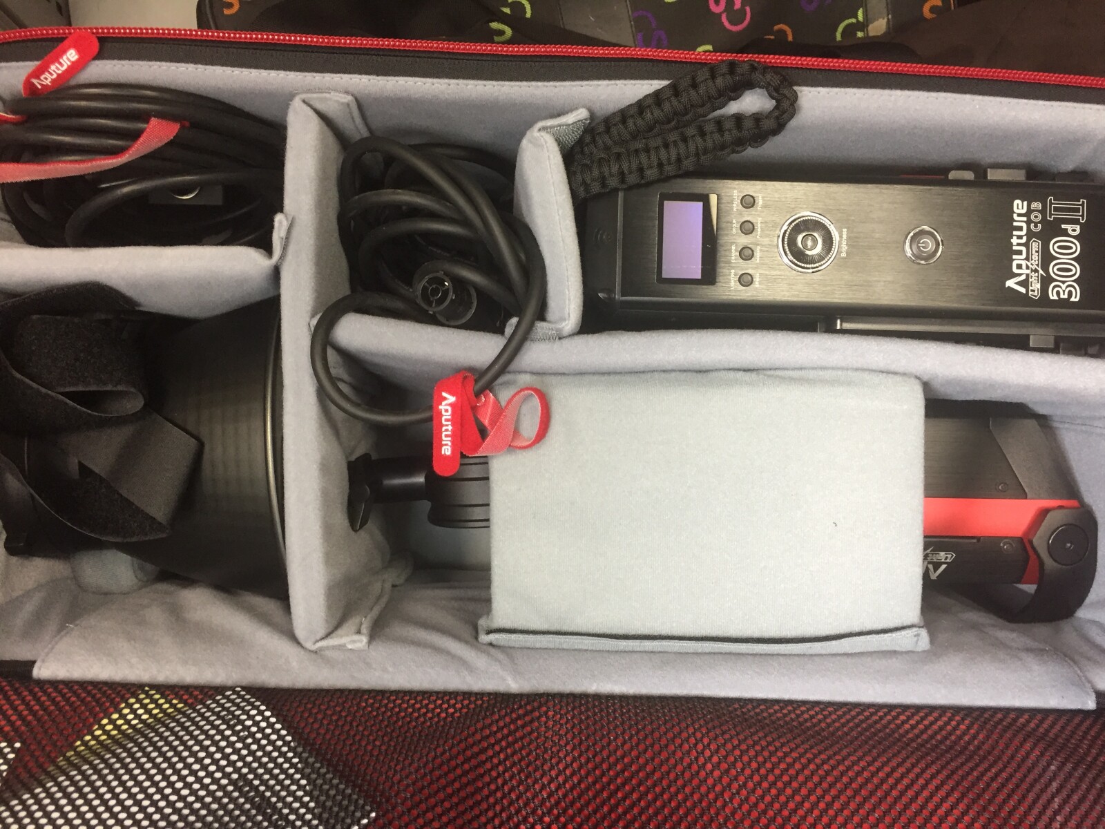 Aputure COB 300 mark II - Photo 2 sur 5