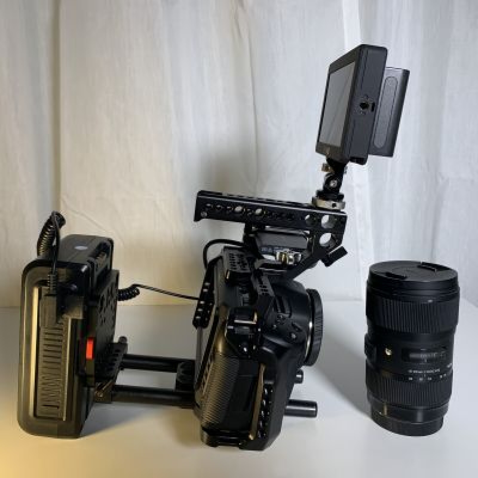 Blackmagic Pocket Cinema Camera 6k (BMPCC 6k) #Pack Complet Handheld+ 1 objectif - Photo 1 sur 3