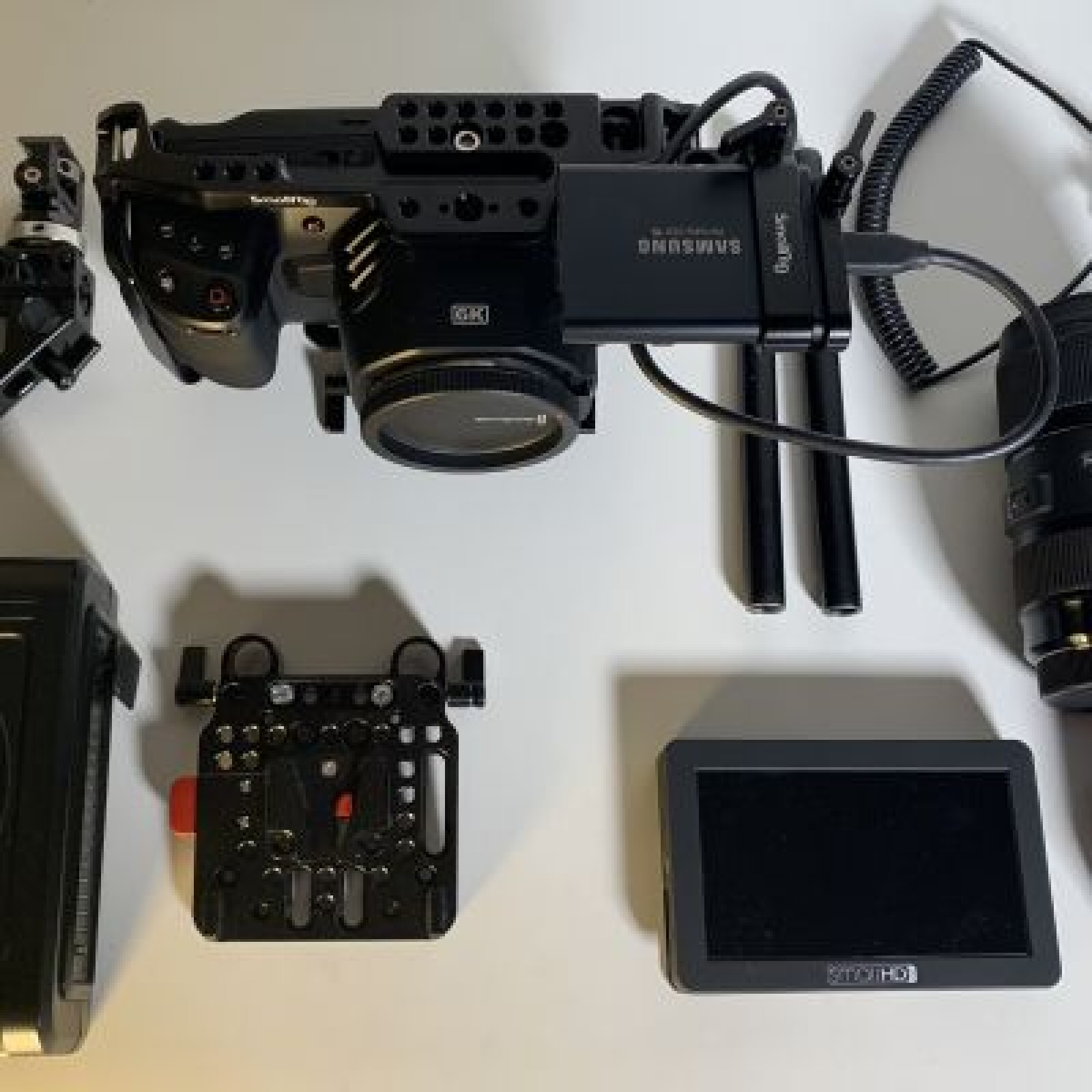 Blackmagic Pocket Cinema Camera 6k (BMPCC 6k) #Pack Complet Handheld+ 1 objectif - Photo 2 sur 3