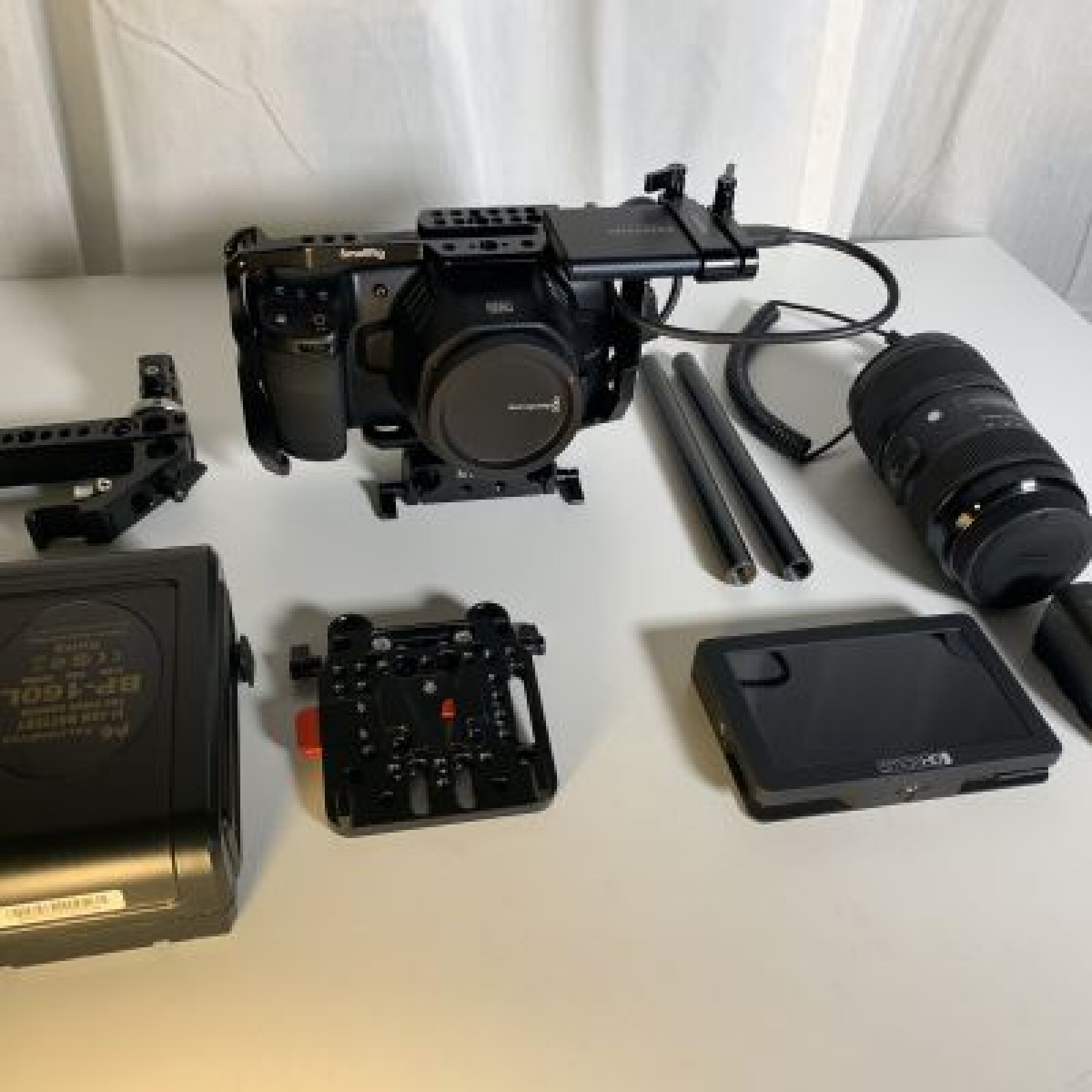 Blackmagic Pocket Cinema Camera 6k (BMPCC 6k) #Pack Complet Handheld+ 1 objectif - Photo 3 sur 3