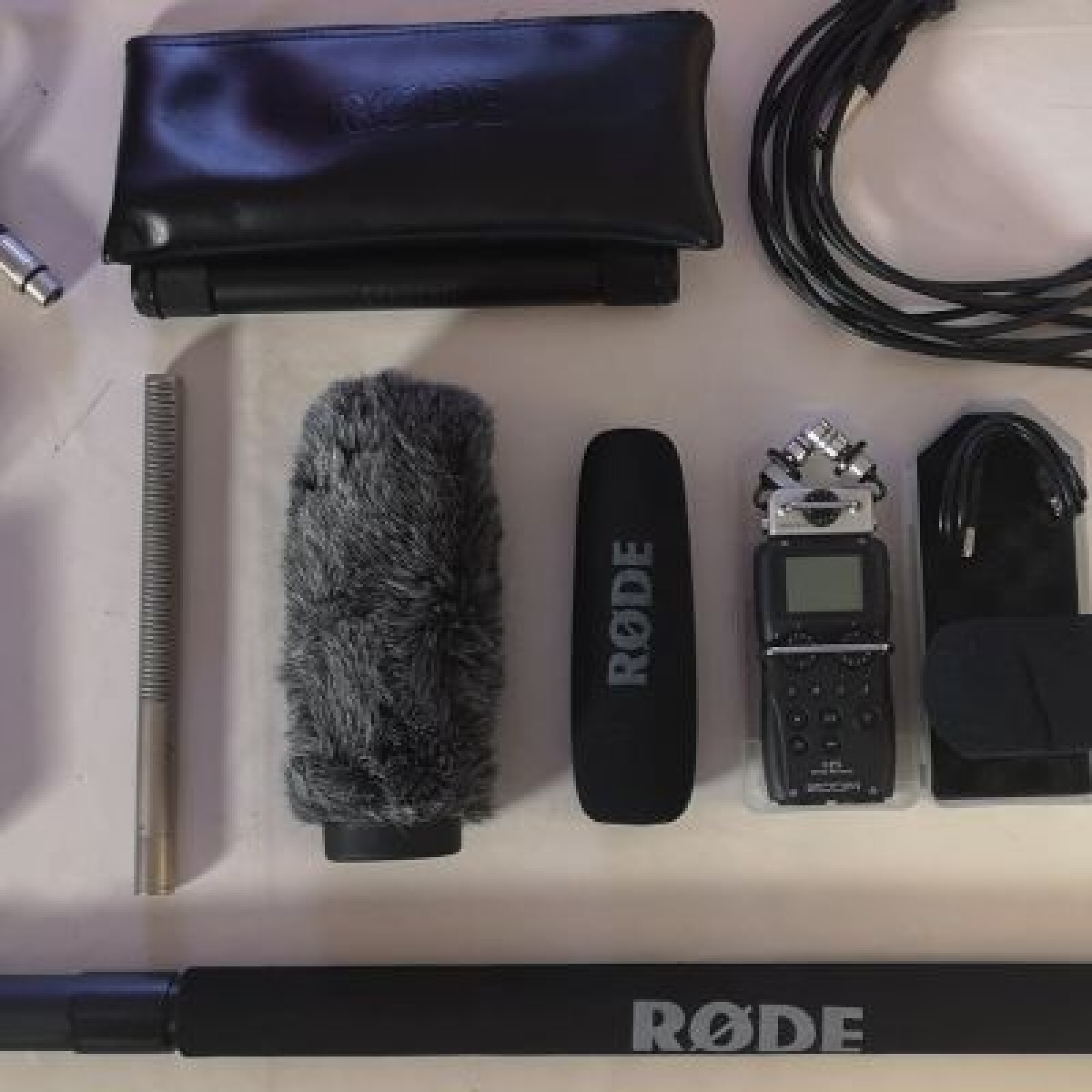 Micro rode NTG3 avec perche alimentation phantom et bonnettes anti vent et zoom h5 - Photo 1 sur 4