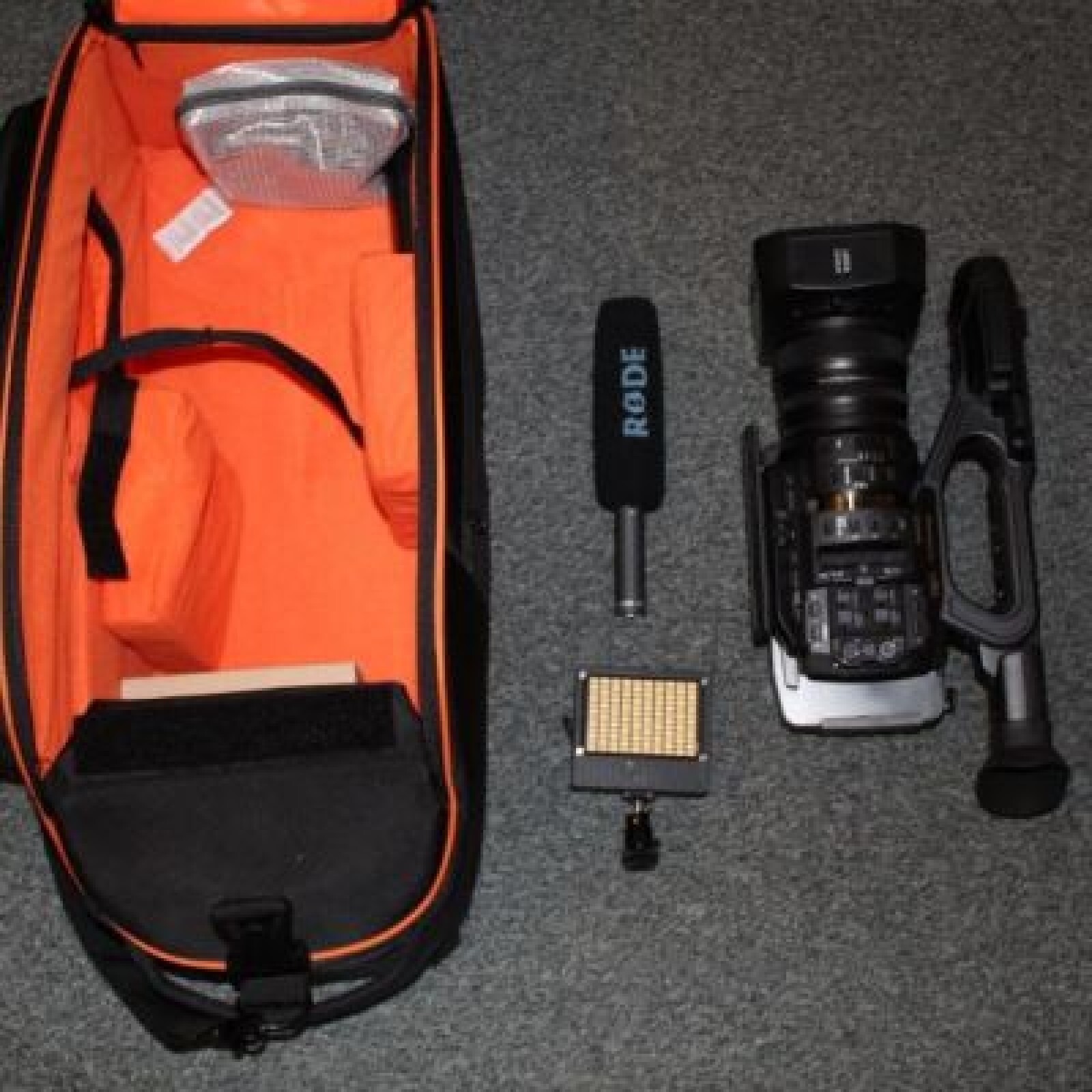 Panasonic UX Série UX 90 4K - Photo 2 sur 5
