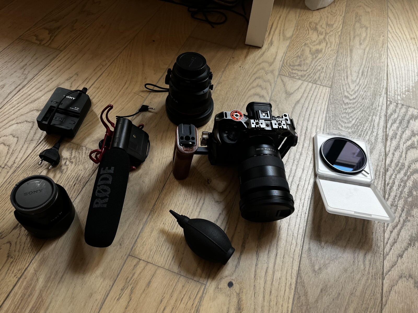 Pack reportage Sony Alpha 7S III + objectifs (16-35mm f 2.8 + Zeiss 55mm f 1.8) + micro Rode - Photo 1 sur 4