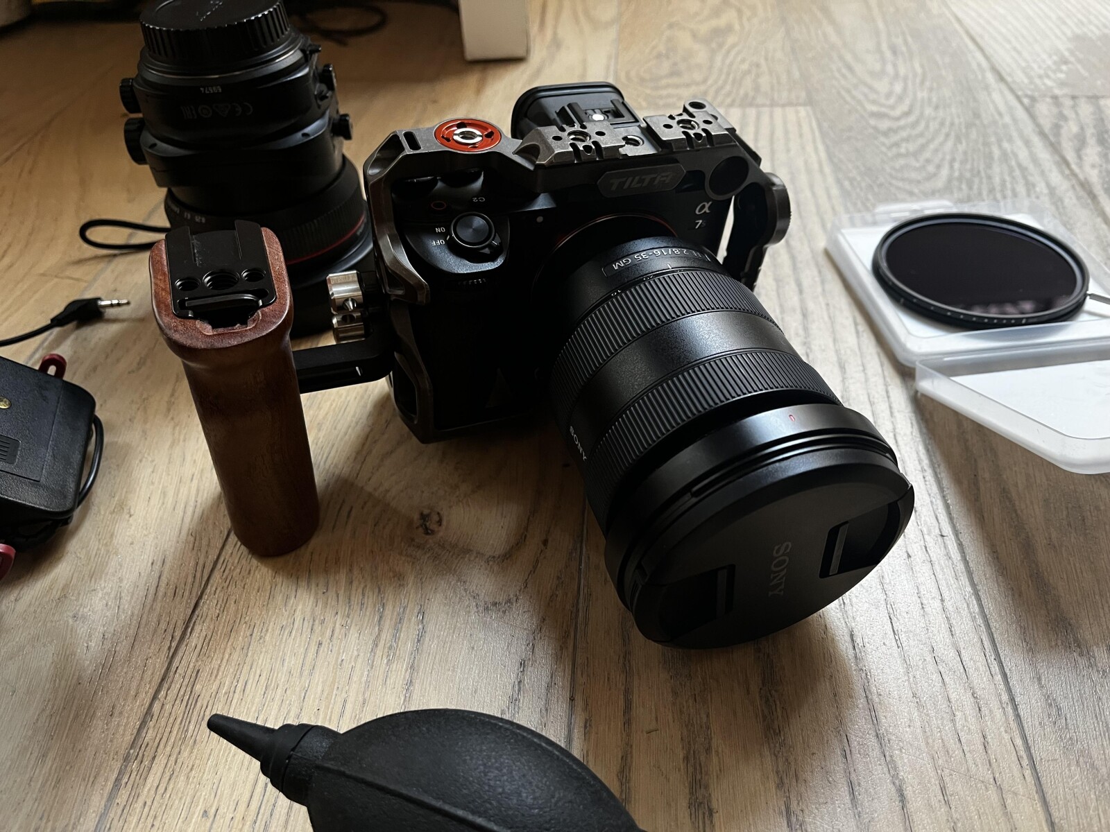 Pack reportage Sony Alpha 7S III + objectifs (16-35mm f 2.8 + Zeiss 55mm f 1.8) + micro Rode - Photo 2 sur 4
