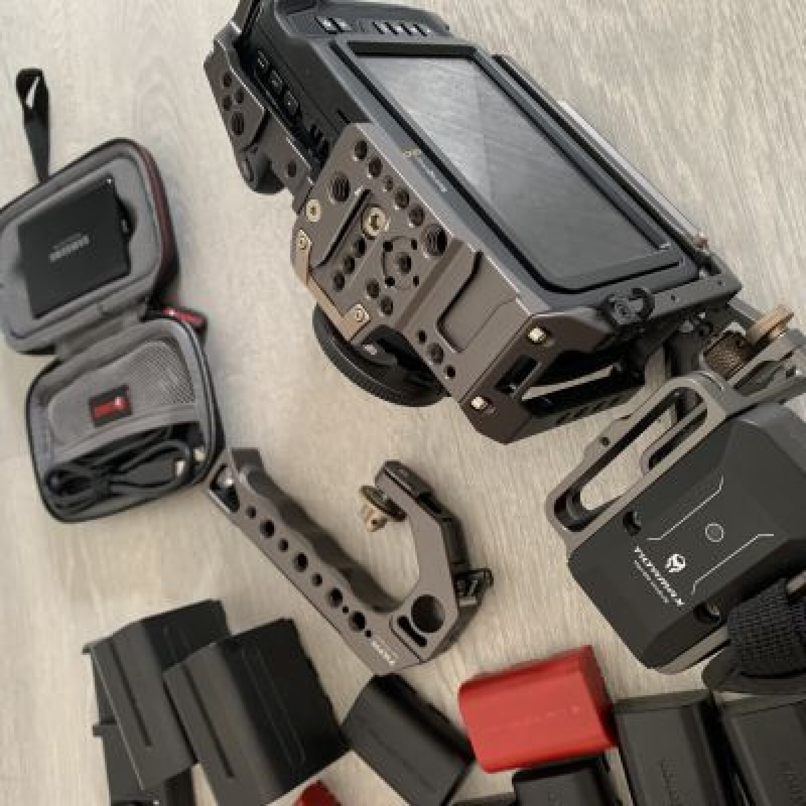 Kit BMCC 4K - Disque dur, Cage et Battéries - Blackmagic Cinema Camera  - Photo 1 sur 4