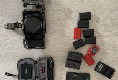 Location Kit BMCC 4K - Disque dur, Cage et Battéries - Blackmagic Cinema Camera 