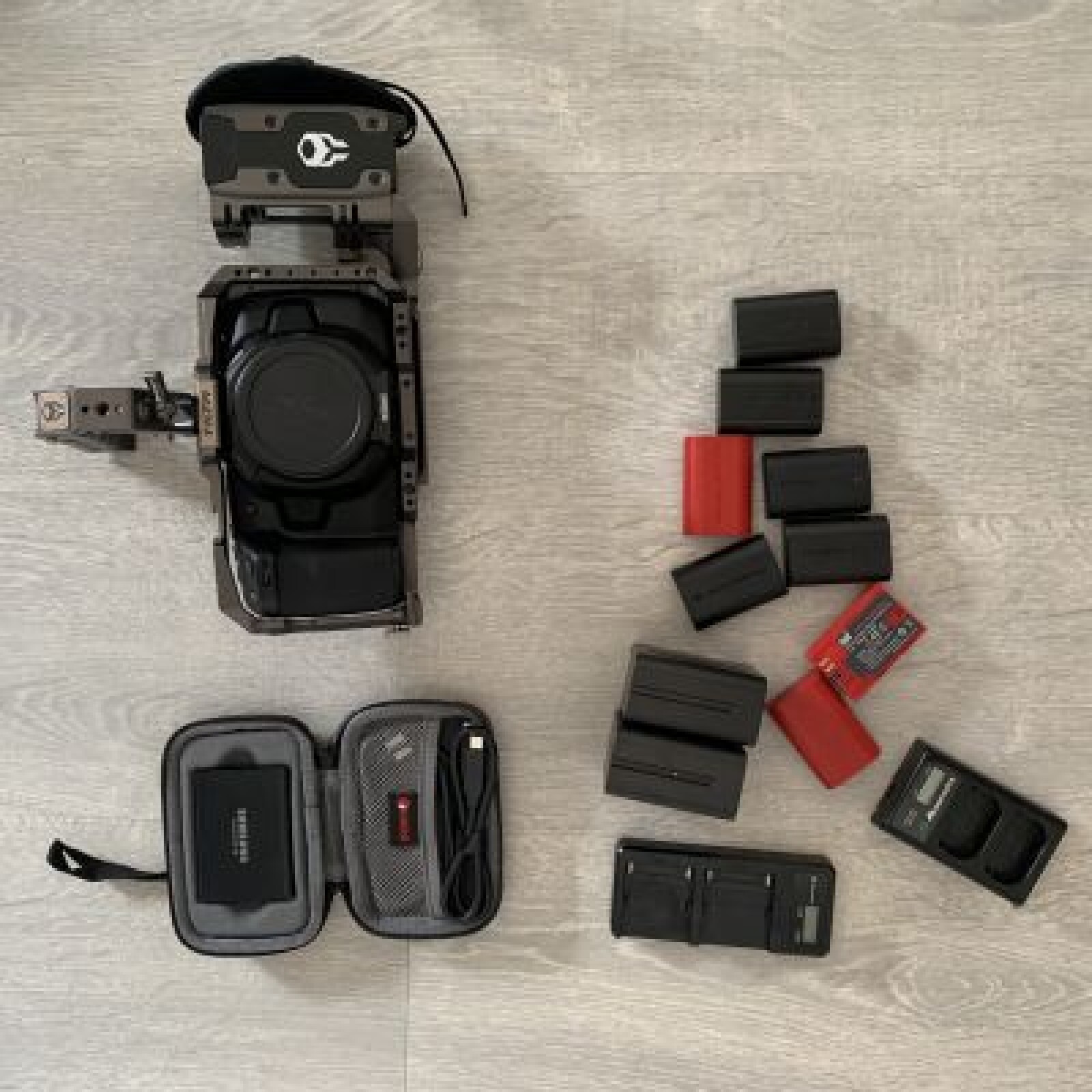 Kit BMCC 4K - Disque dur, Cage et Battéries - Blackmagic Cinema Camera  - Photo 2 sur 4
