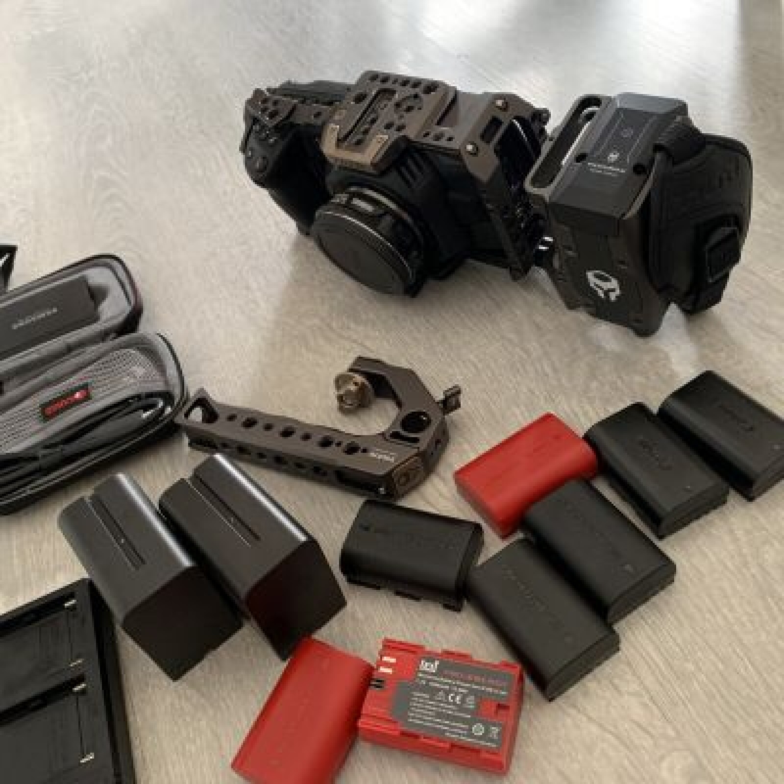 Kit BMCC 4K - Disque dur, Cage et Battéries - Blackmagic Cinema Camera  - Photo 3 sur 4