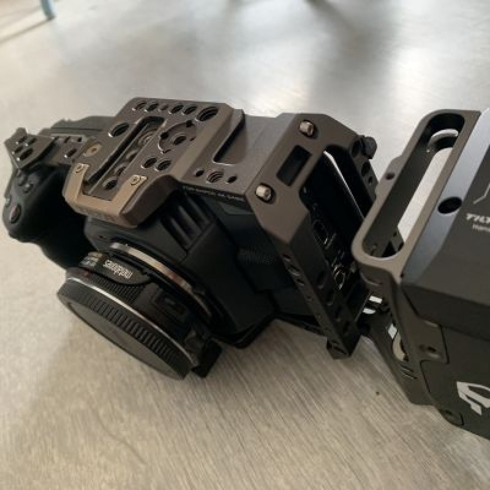 Kit BMCC 4K - Disque dur, Cage et Battéries - Blackmagic Cinema Camera  - Photo 4 sur 4