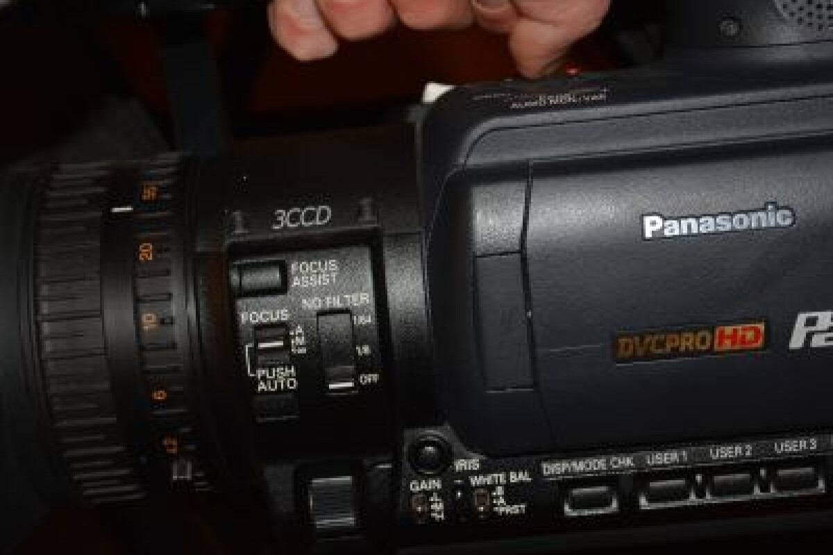 Location Caméra Panasonic AG-HVX200 + 2 cartes P2 x 64GB - Lightyshare