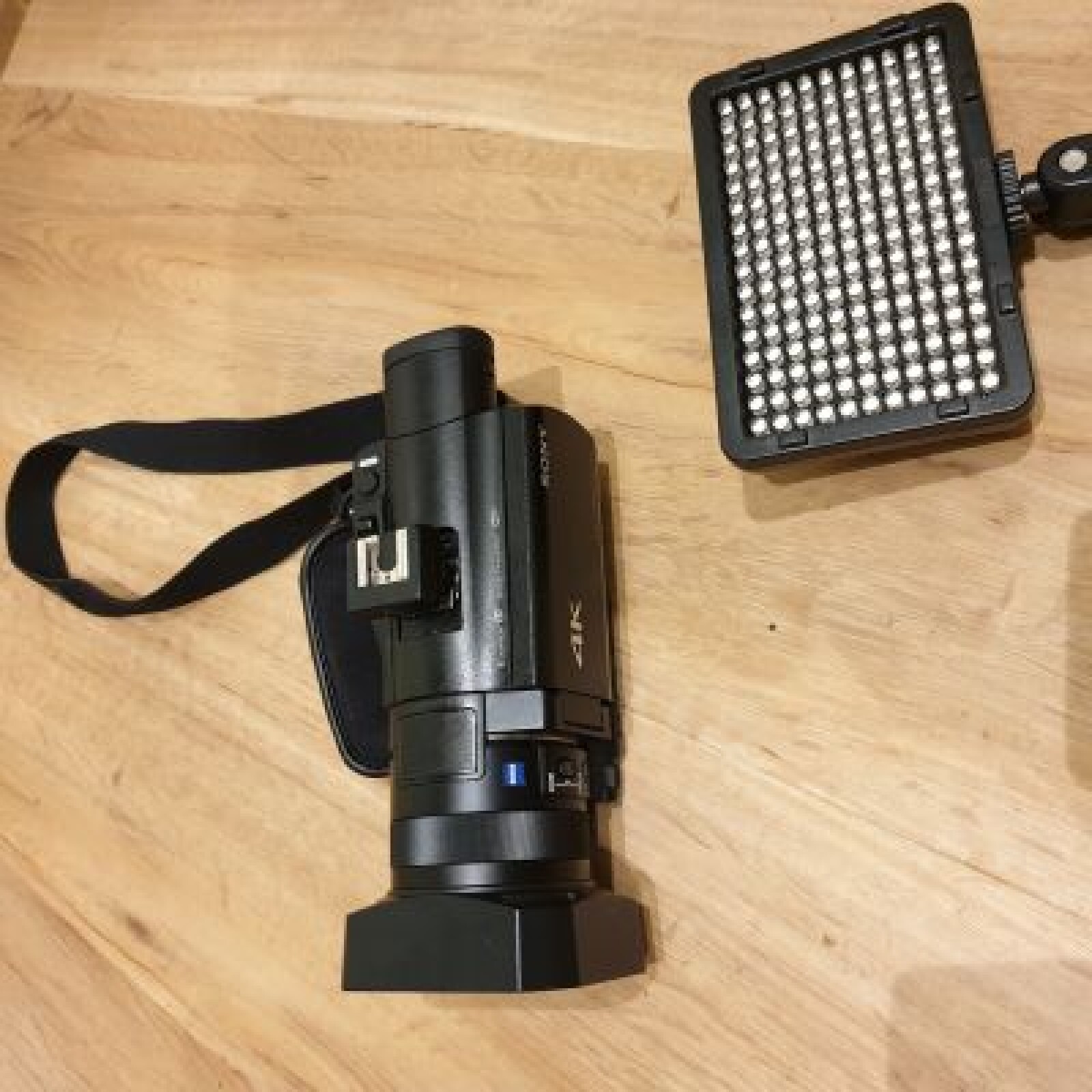 Caméscope 4K FDR-AX100 - Photo 2 sur 2