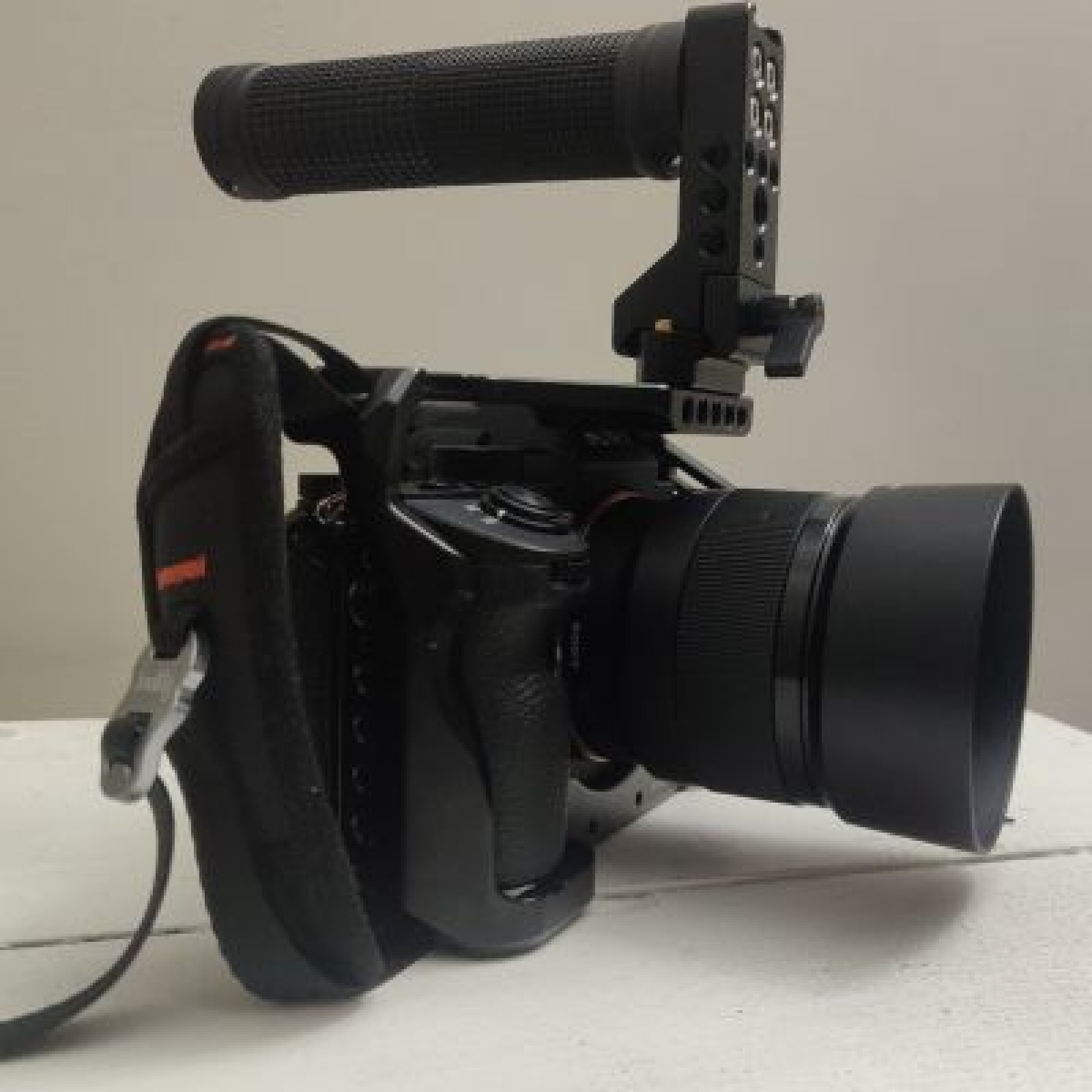 Sony A7III + OBJ 50mm F1.8 +smallrig + 2x battery - Photo 1 sur 2