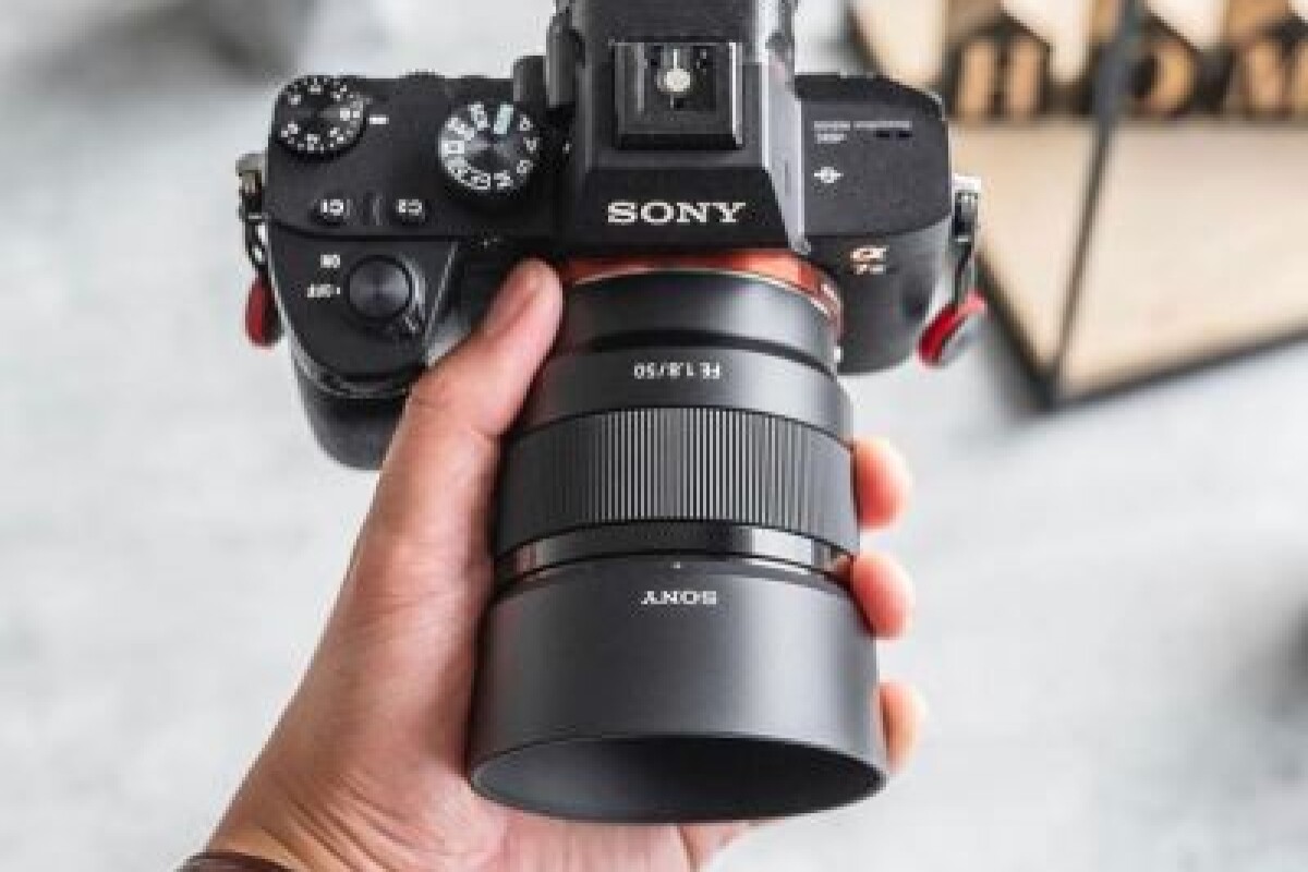 Location Sony A7III + OBJ 50mm F1.8 +smallrig + 2x battery - Lightyshare