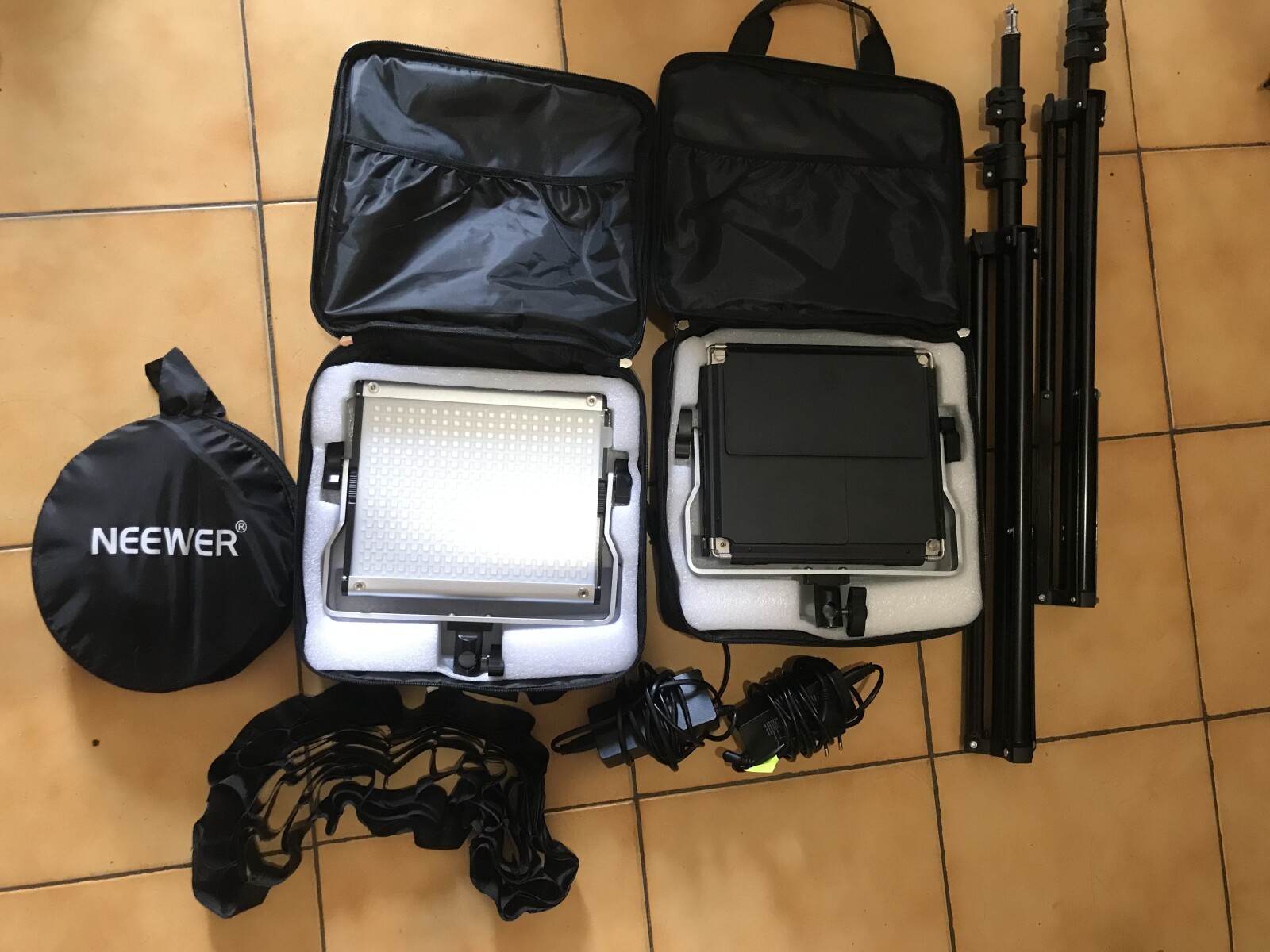 Pack led RGB Neewer 530 & 660 avec softbox et grid - Photo 1 sur 1