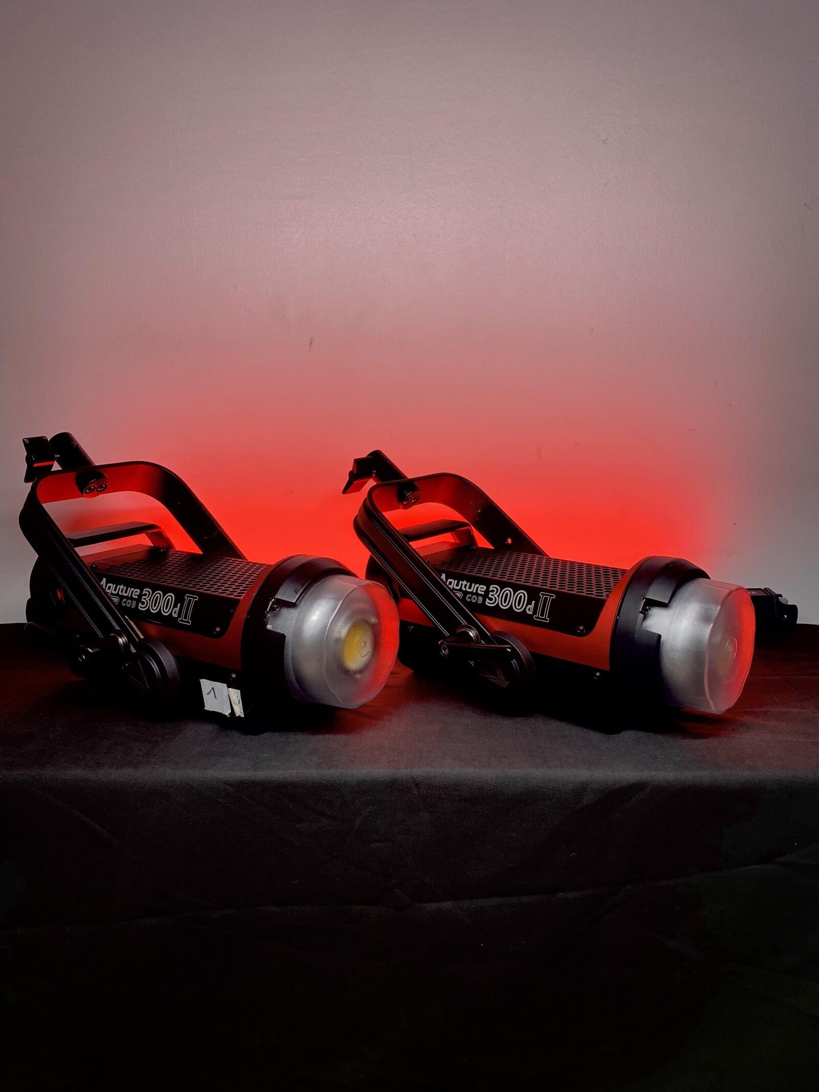 Spot  Aputure LS COB300d MKII V-mount spot LED (x2) - Photo 1 sur 1