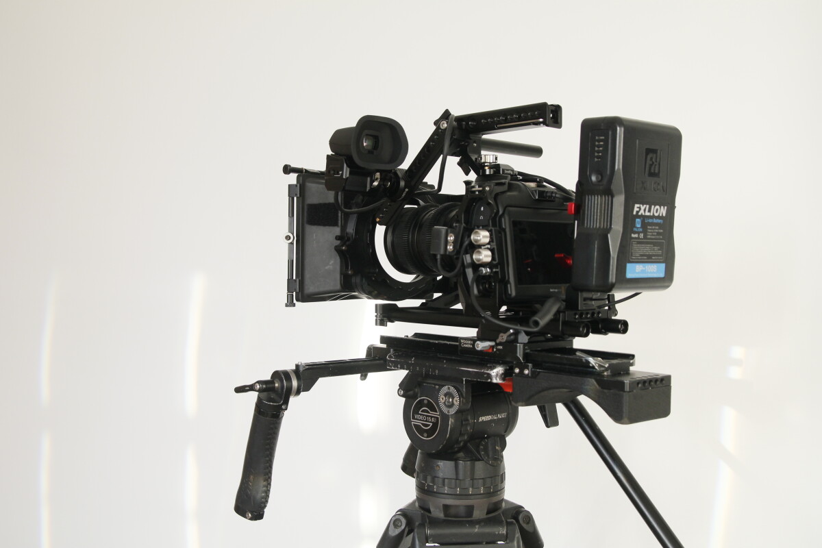 Location BMPCC 6K PRO (pack 1 epaule)----vs--- Ursa Mini Pro / Red Komodo / S1H / Canon C300 / - Lightyshare
