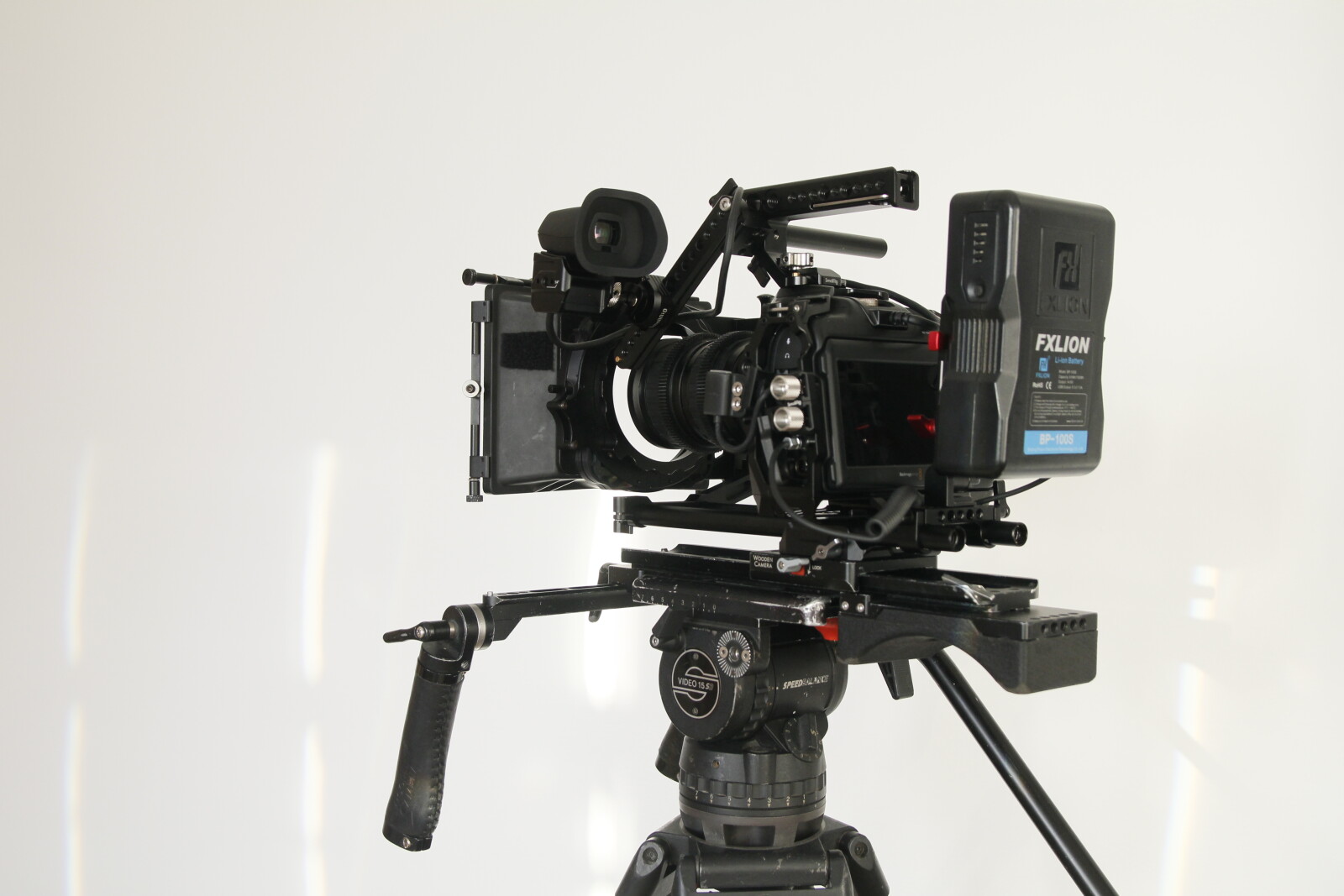 BMPCC 6K PRO (pack 1 epaule)----vs--- Ursa Mini Pro / Red Komodo / S1H / Canon C300 / - Photo 1 sur 9