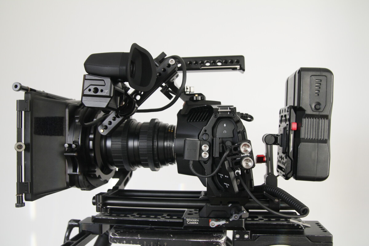 Location BMPCC 6K PRO (pack 2 standard)----vs--- Ursa Mini Pro / Red Komodo / S1H / Canon C300 / Dragon - Lightyshare