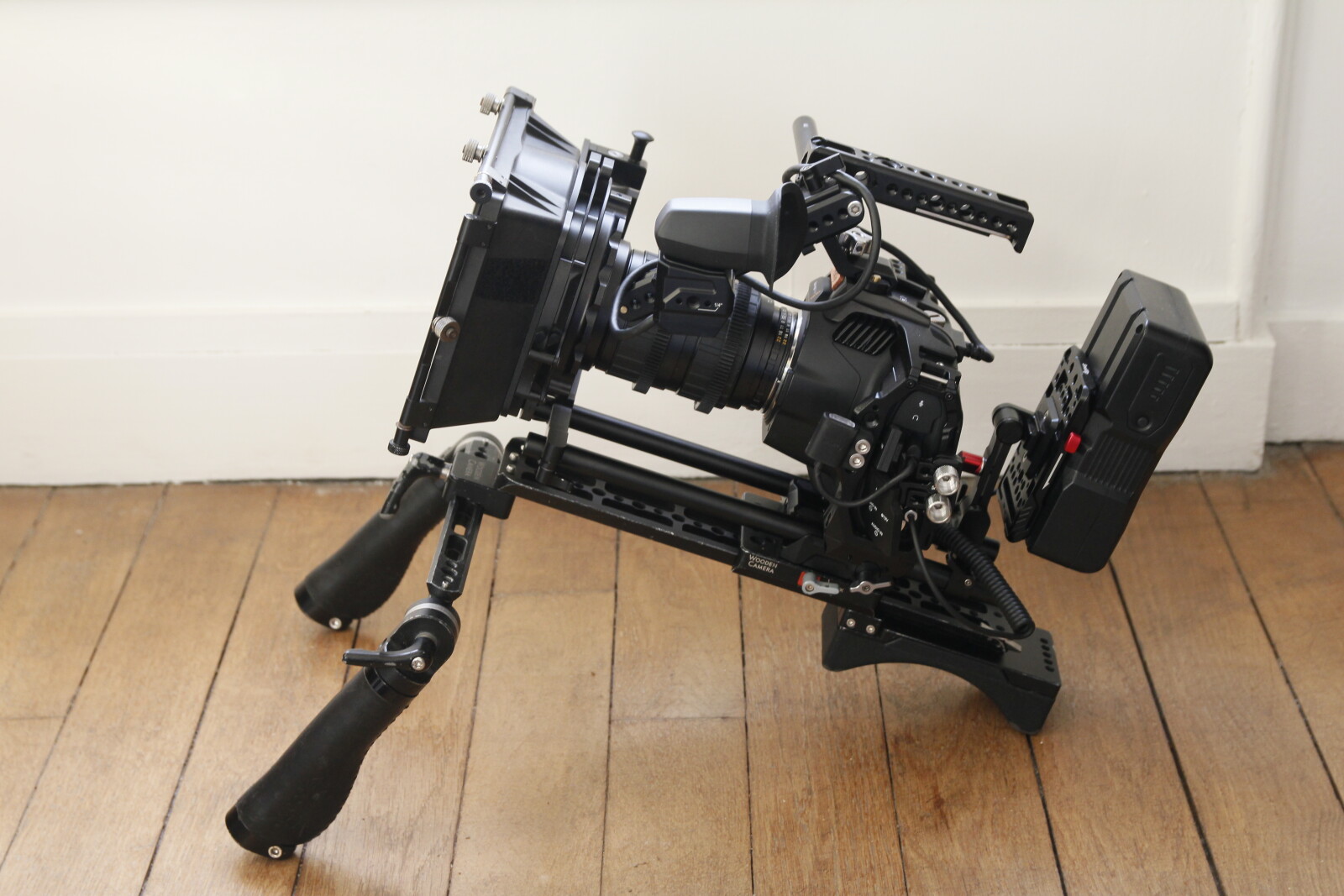 BMPCC 6K PRO (pack 3 basique)----vs--- Ursa Mini Pro / Red Komodo / S1H / Canon C300 / - Photo 1 sur 4