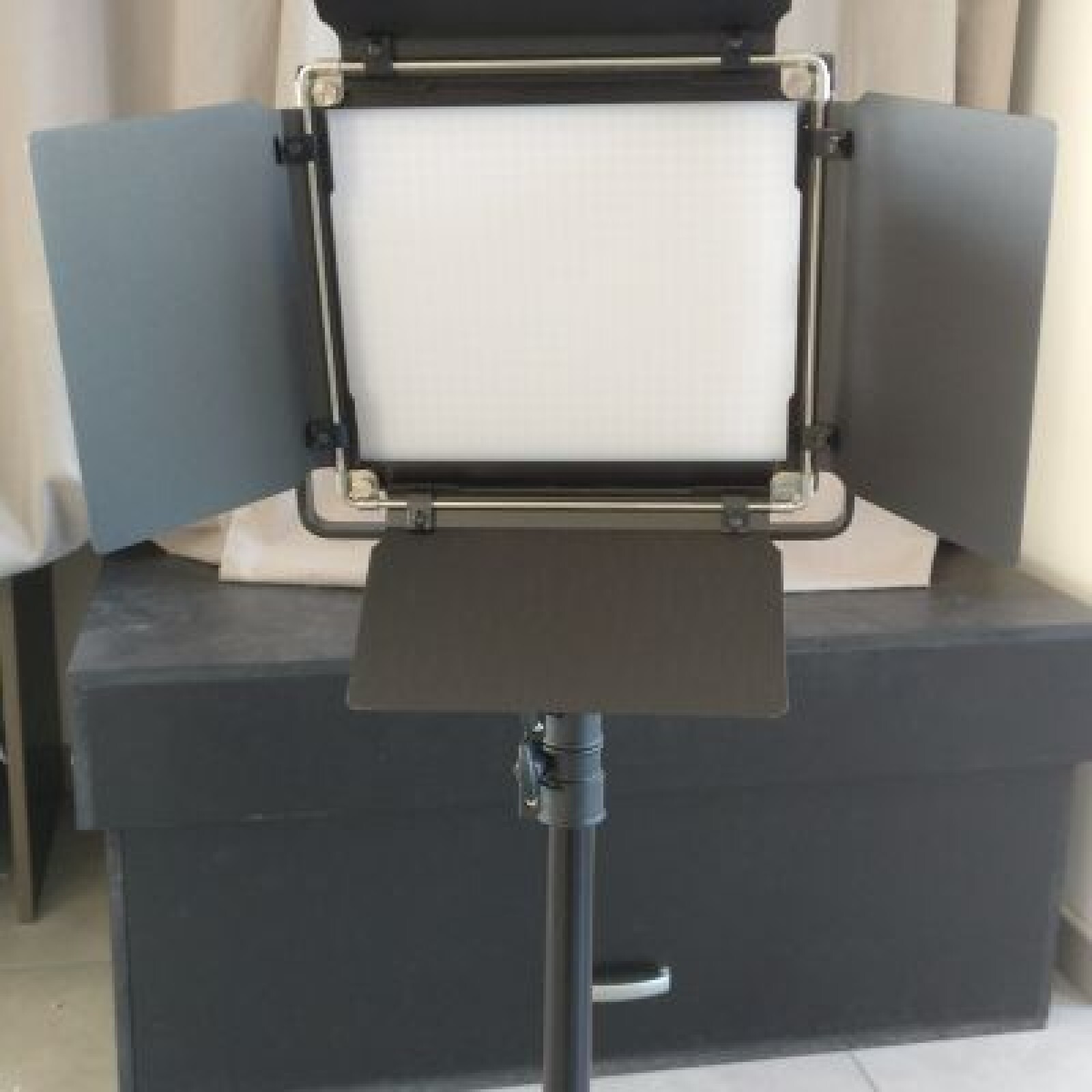 Panneau LED 660 (3200-5600K) avec trépied - Photo 1 sur 3