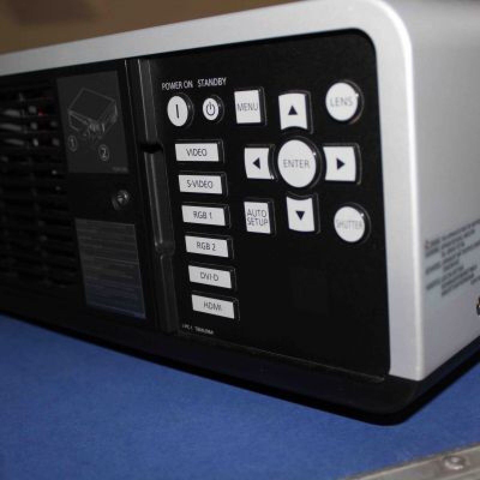 Panasonic PT-DZ680 - Photo 3 sur 5