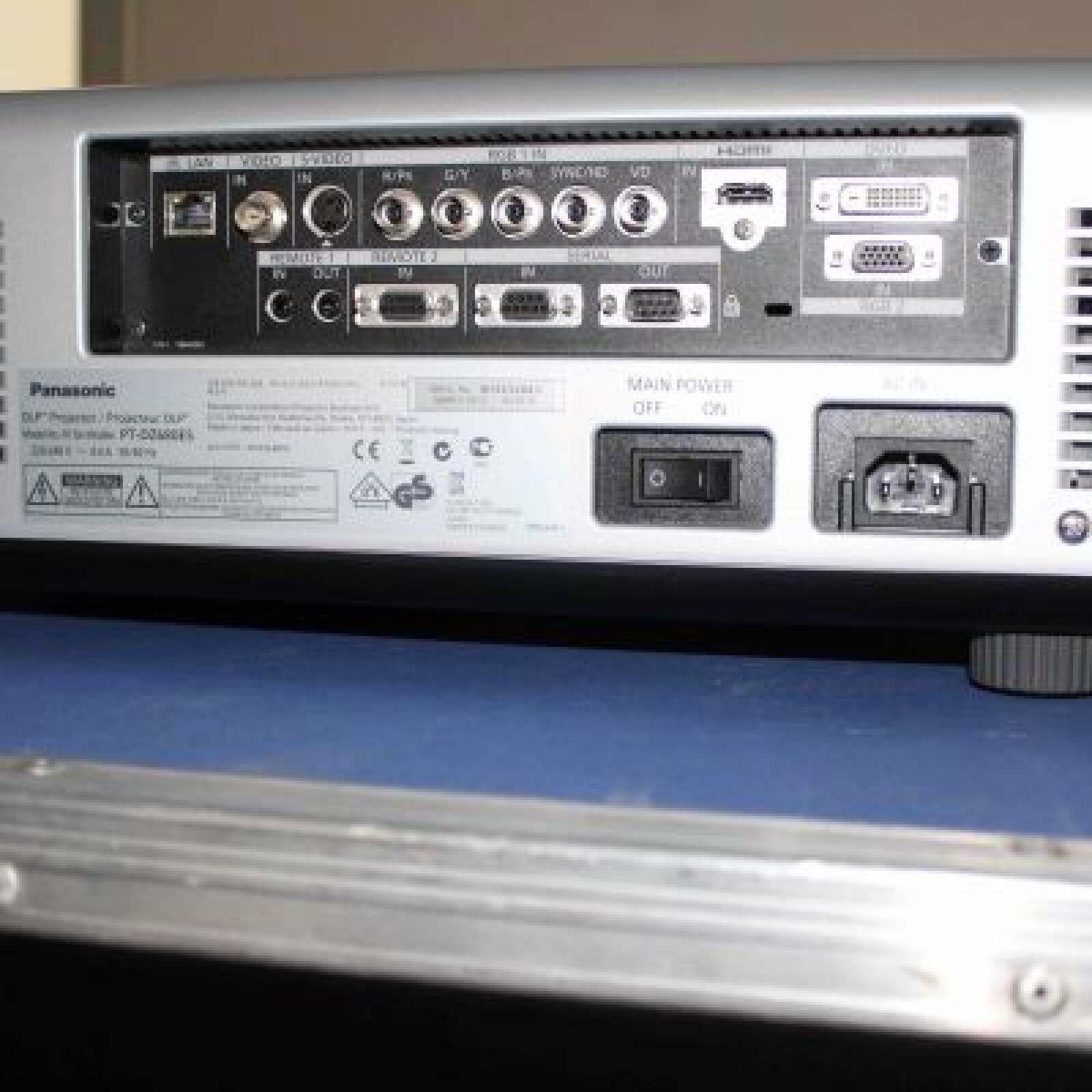 Panasonic PT-DZ680 - Photo 4 sur 5