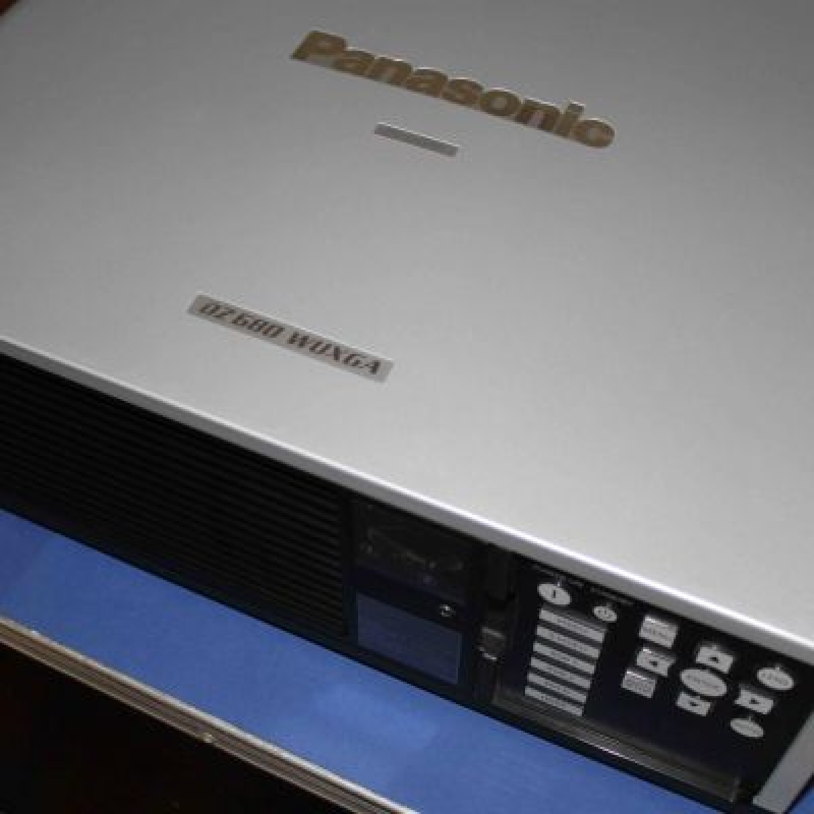 Panasonic PT-DZ680 - Photo 5 sur 5