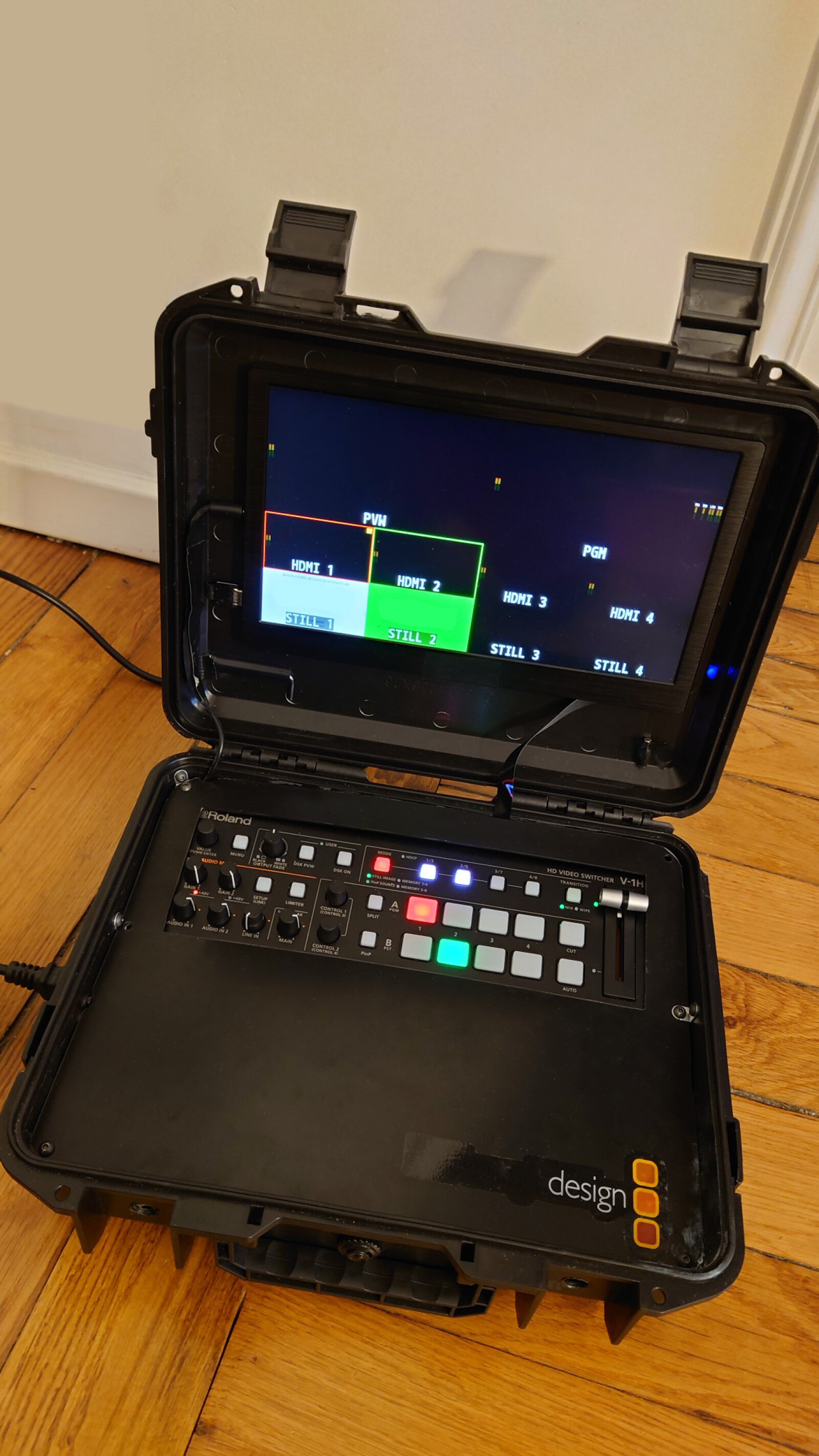 Box Mélangeur ROLAND V-1HD+ et écran Vision en valisette  - Photo 1 sur 4