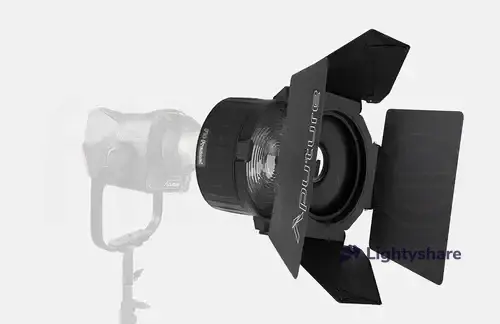 Location Aputure Fresnel F10 + volets Barndoor - Lightyshare