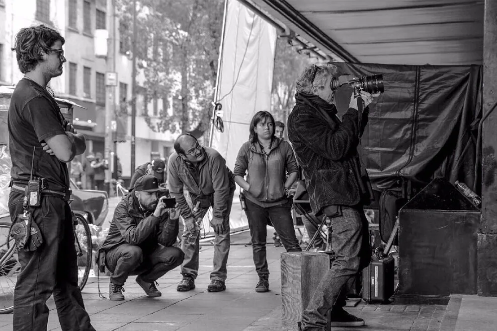 Alfonso Cuarón et d'autres membres de l'équipe techniques sur le tournage de Roma - 2018 ©DR