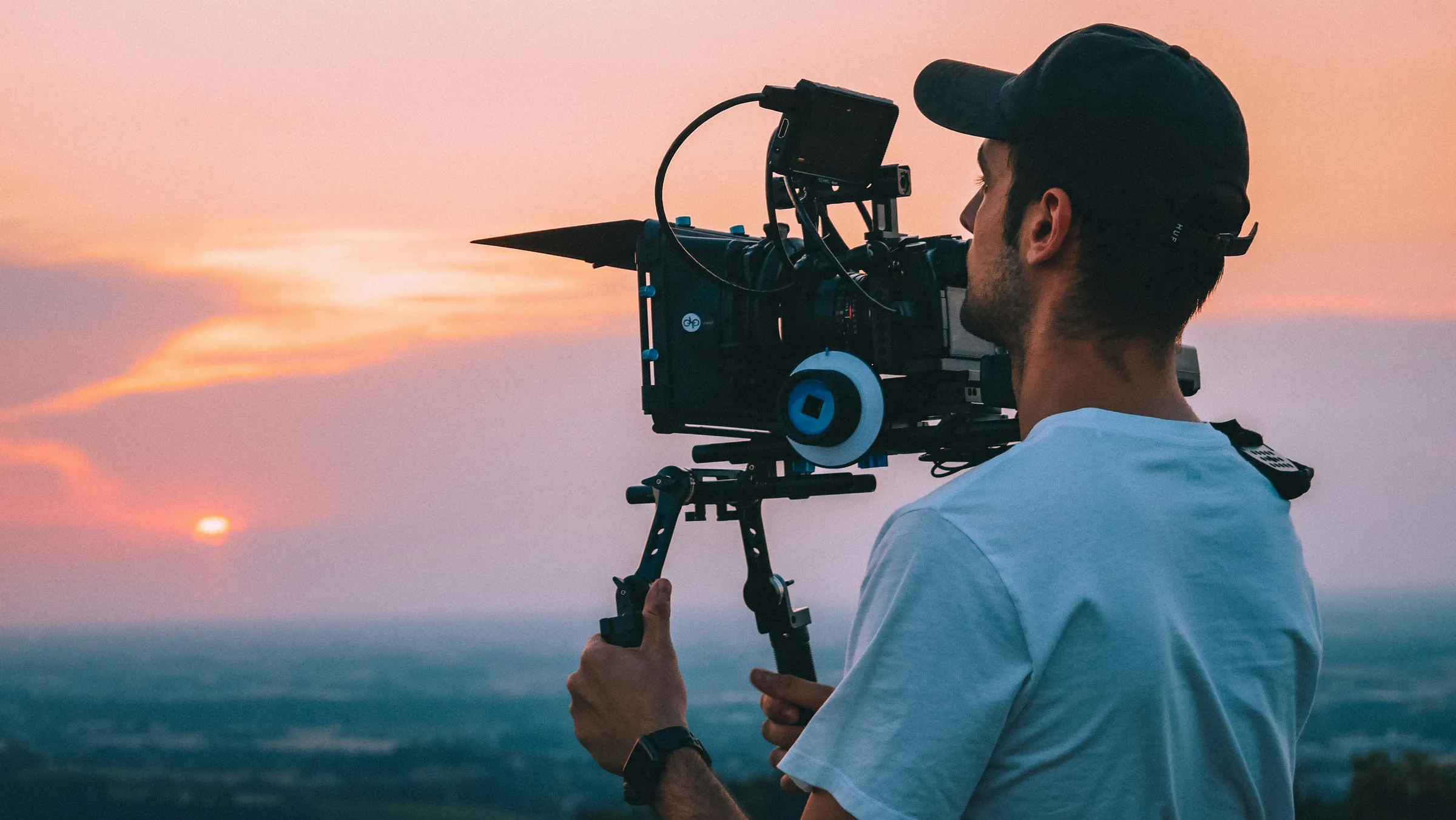 Opérateur réglant sa caméra sur un tournage