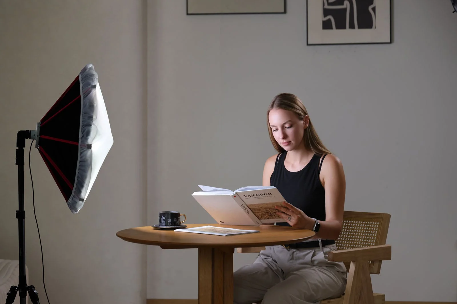 OrBrella en situation : le parapluie diffusant éclaire une personne assise à une table. Visuel SmallRig.