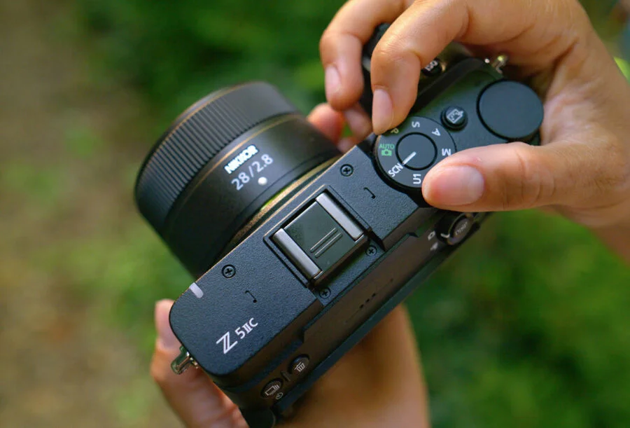 Vue du dessus du Nikon Z5IIC avec un objectif NIKKOR Z 26 mm